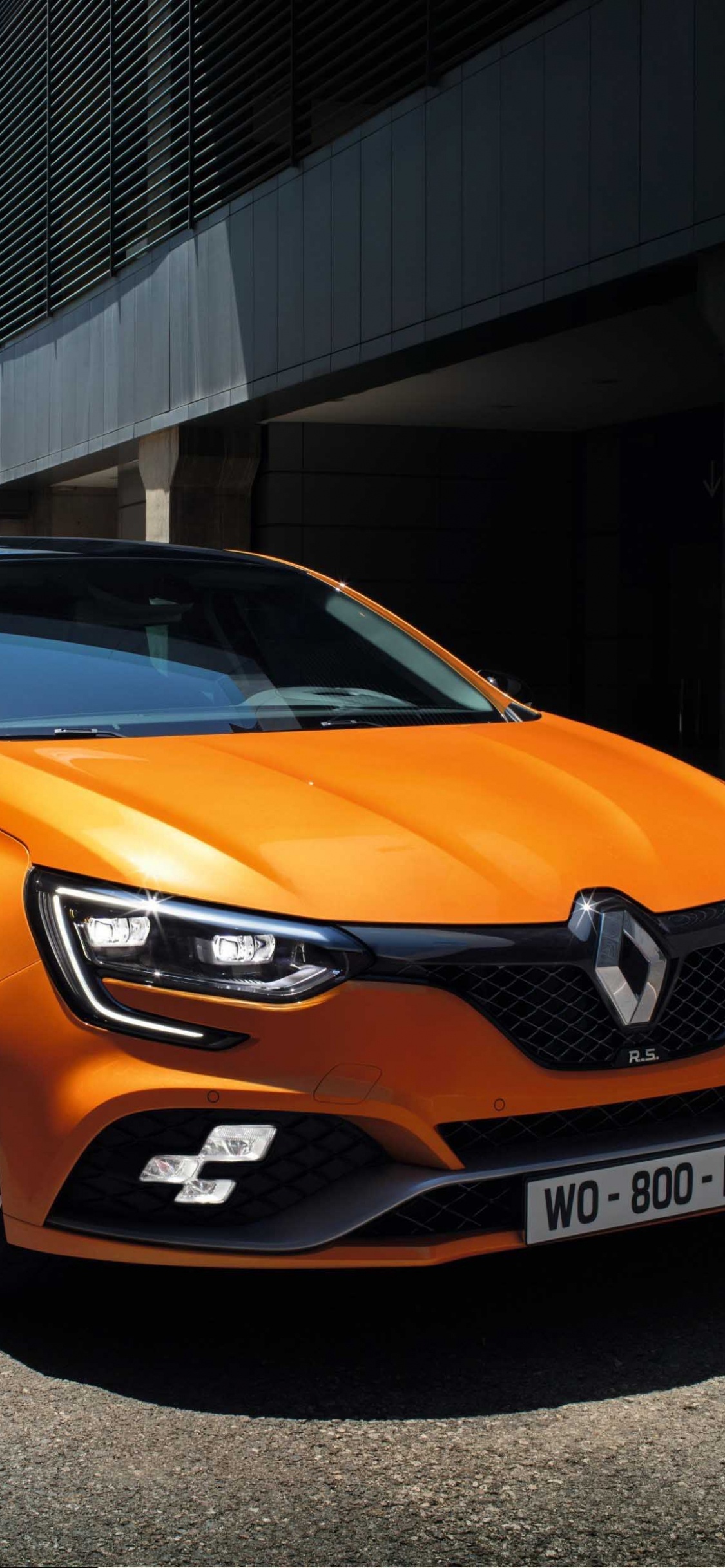 Porsche 911 Naranja Estacionado en el Estacionamiento. Wallpaper in 1125x2436 Resolution