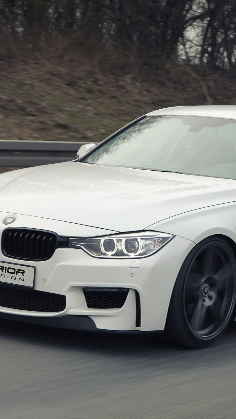 BMW M 3 Coupé Blanco en la Carretera Durante el Día. Wallpaper in 750x1334 Resolution