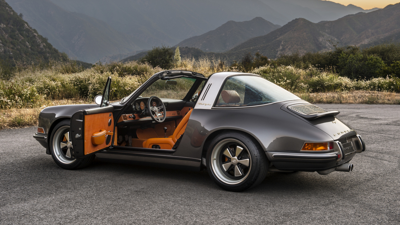 Porsche 911 Jaune et Noire Sur Route Pendant la Journée. Wallpaper in 1366x768 Resolution