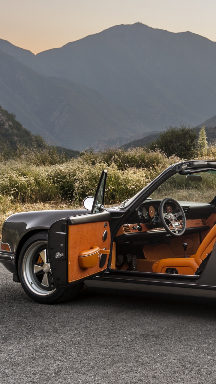 Porsche 911 Jaune et Noire Sur Route Pendant la Journée. Wallpaper in 720x1280 Resolution