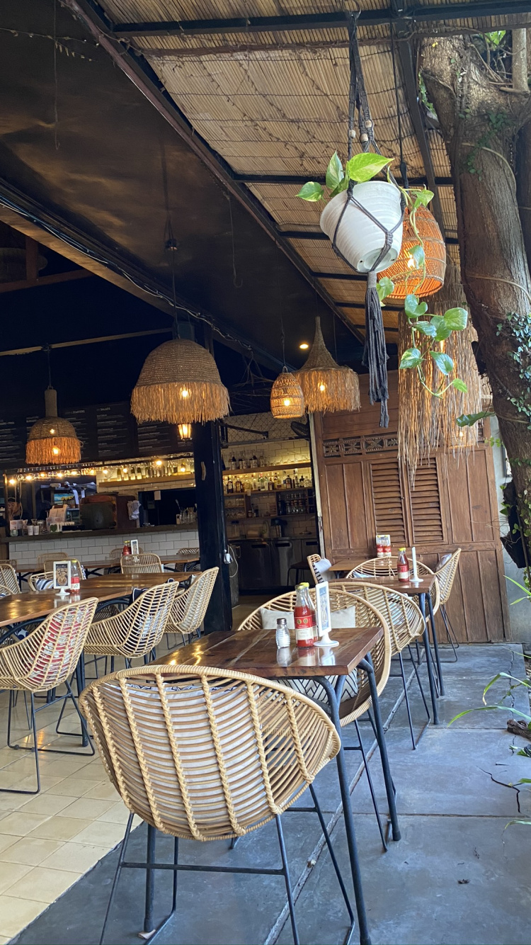 Tabelle, Möbel, Leuchte, Laterne, Outdoor-Möbel. Wallpaper in 750x1334 Resolution