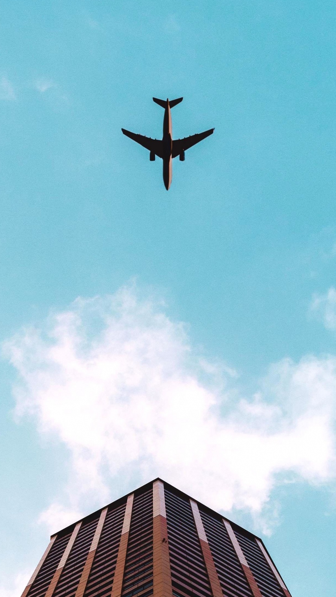 Avión Volando Sobre el Edificio Durante el Día.. Wallpaper in 1080x1920 Resolution