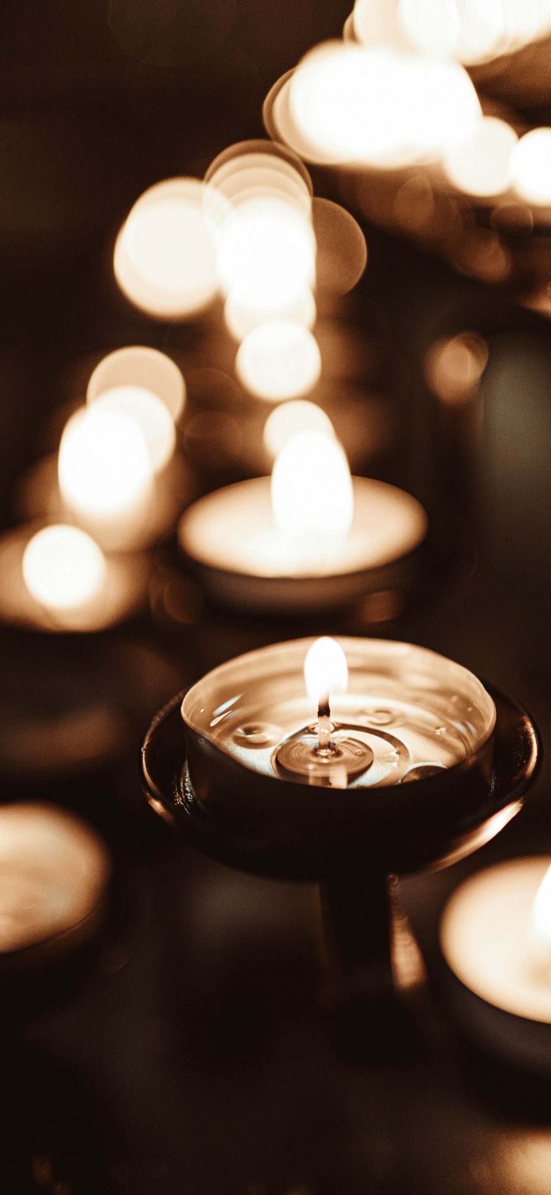 Vela Encendida en Soporte Negro. Wallpaper in 1125x2436 Resolution