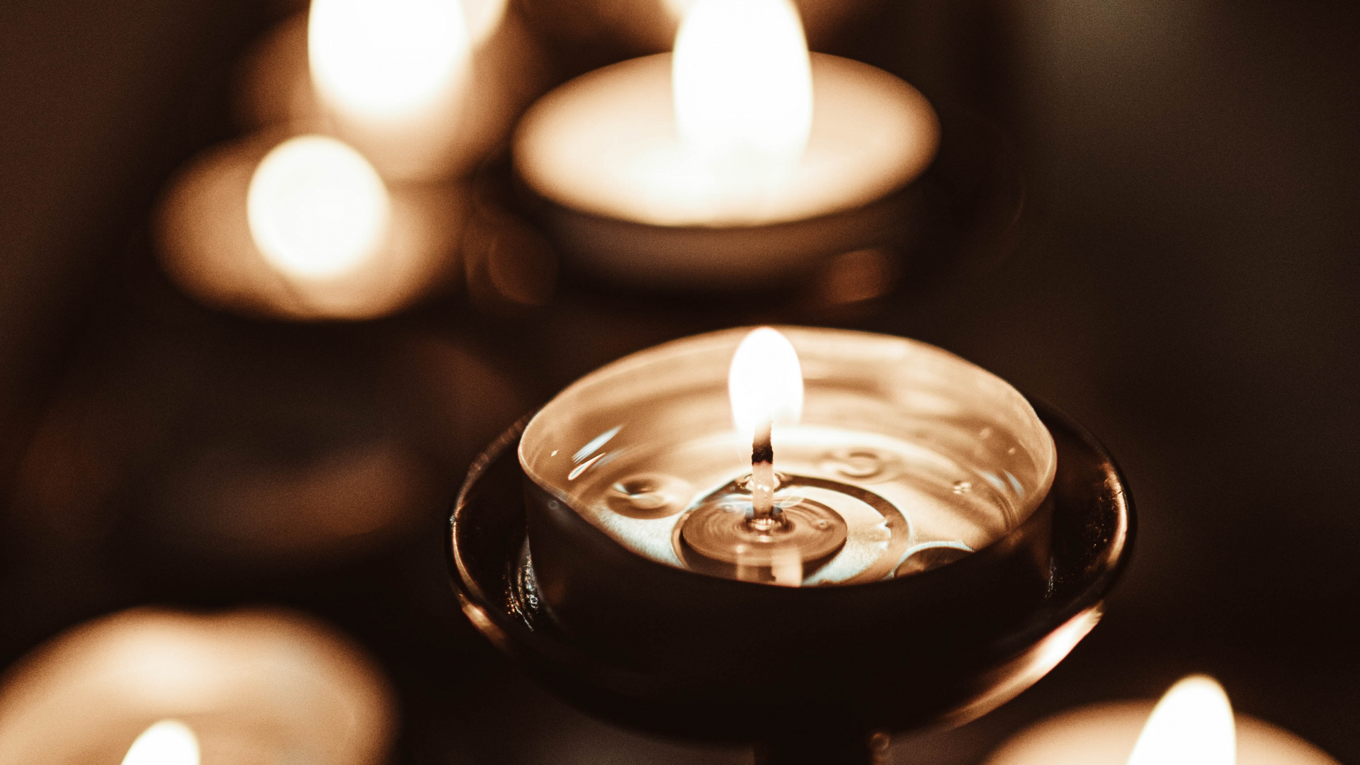 Vela Encendida en Soporte Negro. Wallpaper in 1920x1080 Resolution