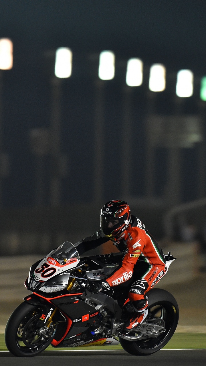 Hombre en Traje de Motocicleta Naranja y Negro Montando Motocicleta en la Carretera Durante el Día. Wallpaper in 720x1280 Resolution
