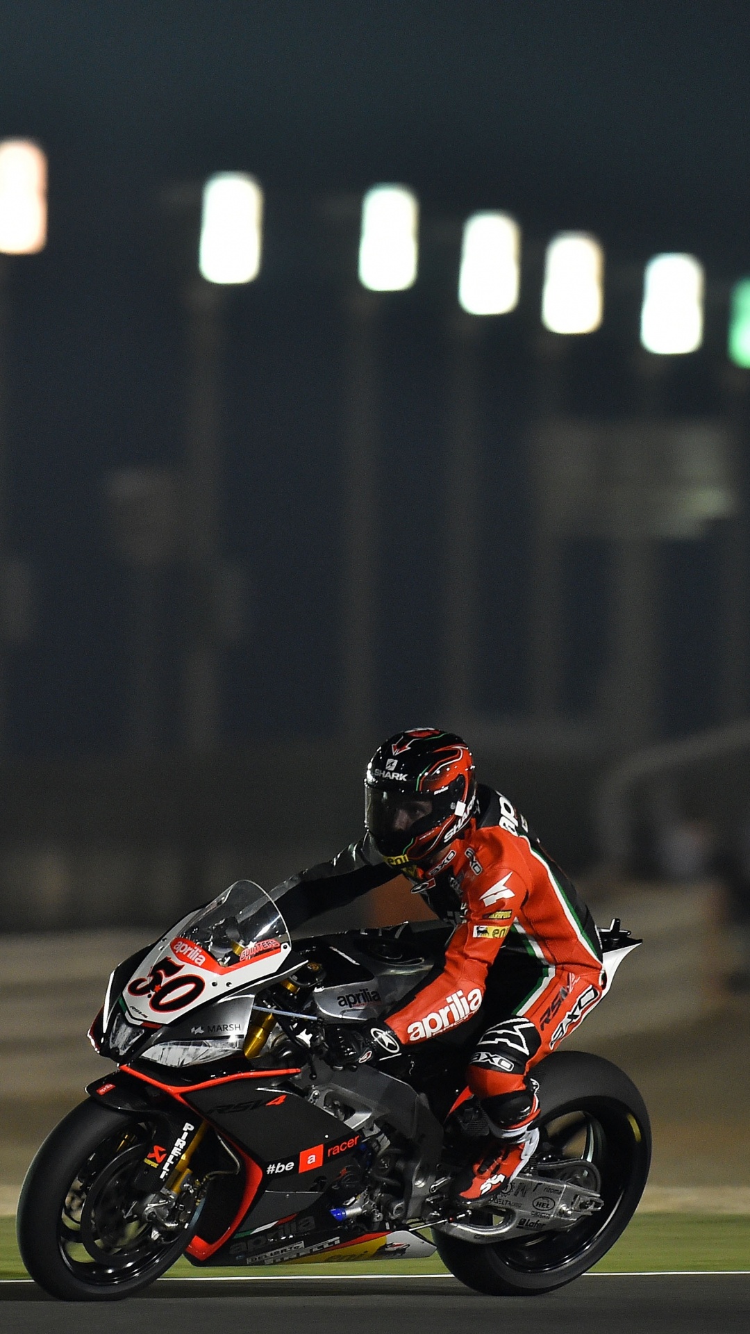 Mann im Orangefarbenen Und Schwarzen Motorradanzug, Der Tagsüber Motorrad Auf Der Straße Fährt. Wallpaper in 1080x1920 Resolution