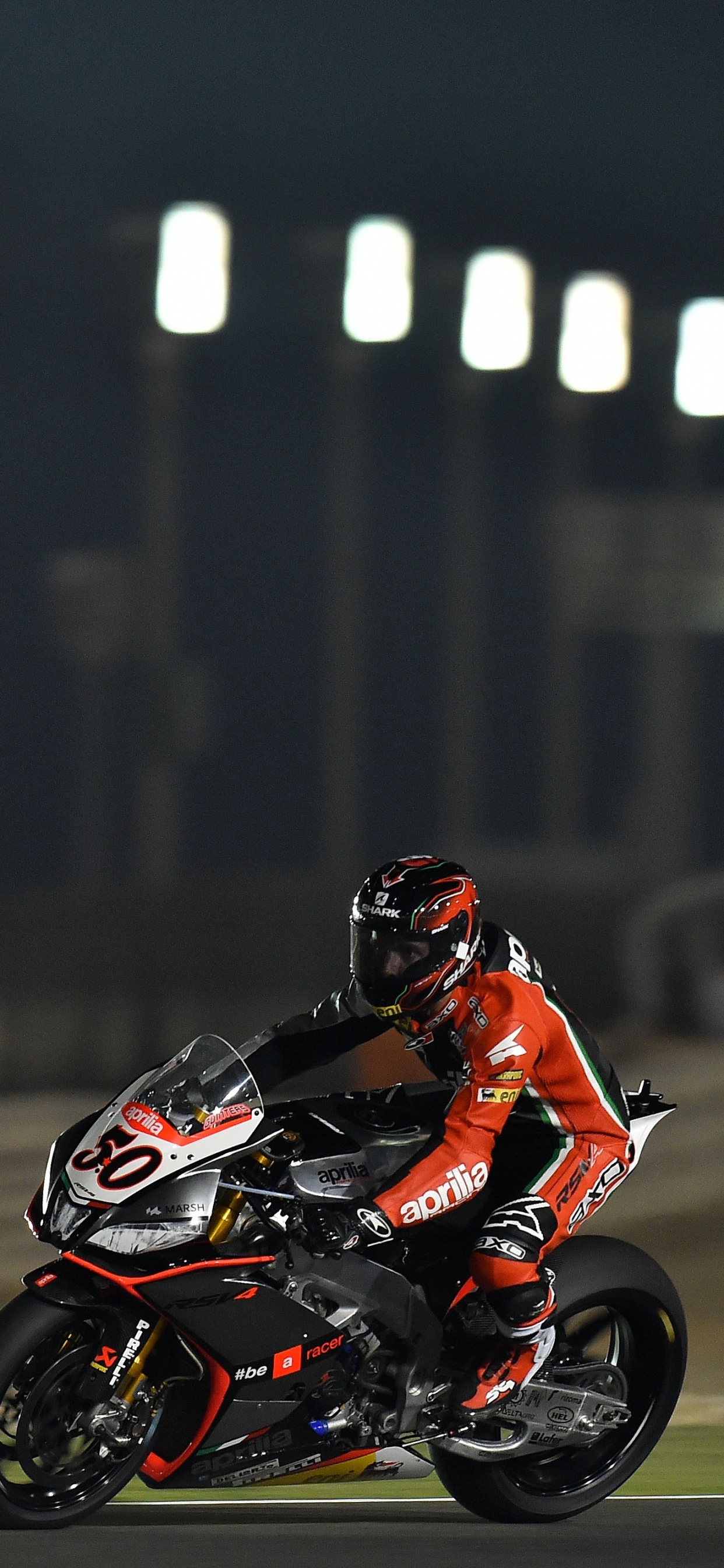 Mann im Orangefarbenen Und Schwarzen Motorradanzug, Der Tagsüber Motorrad Auf Der Straße Fährt. Wallpaper in 1242x2688 Resolution