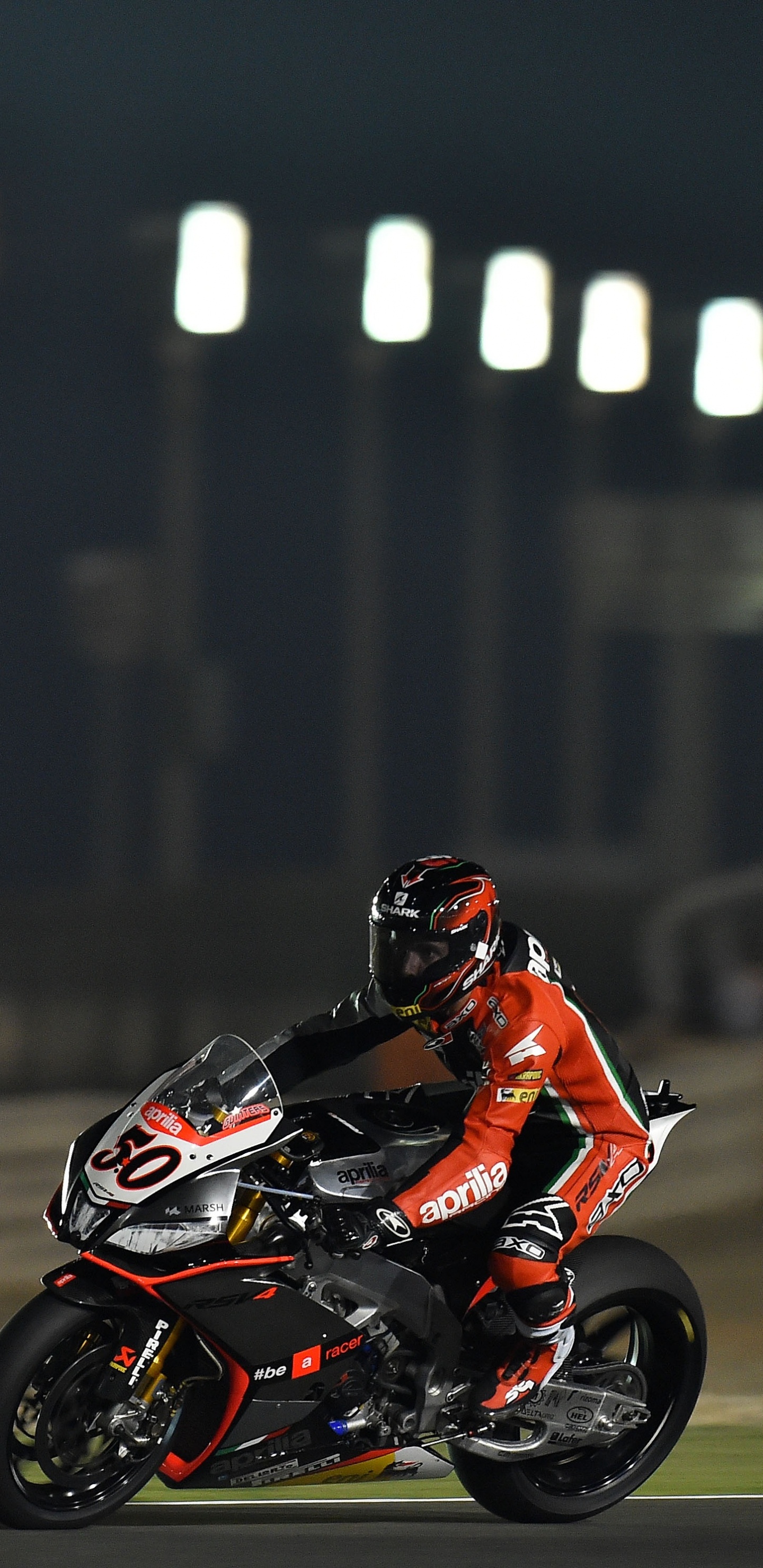 Mann im Orangefarbenen Und Schwarzen Motorradanzug, Der Tagsüber Motorrad Auf Der Straße Fährt. Wallpaper in 1440x2960 Resolution