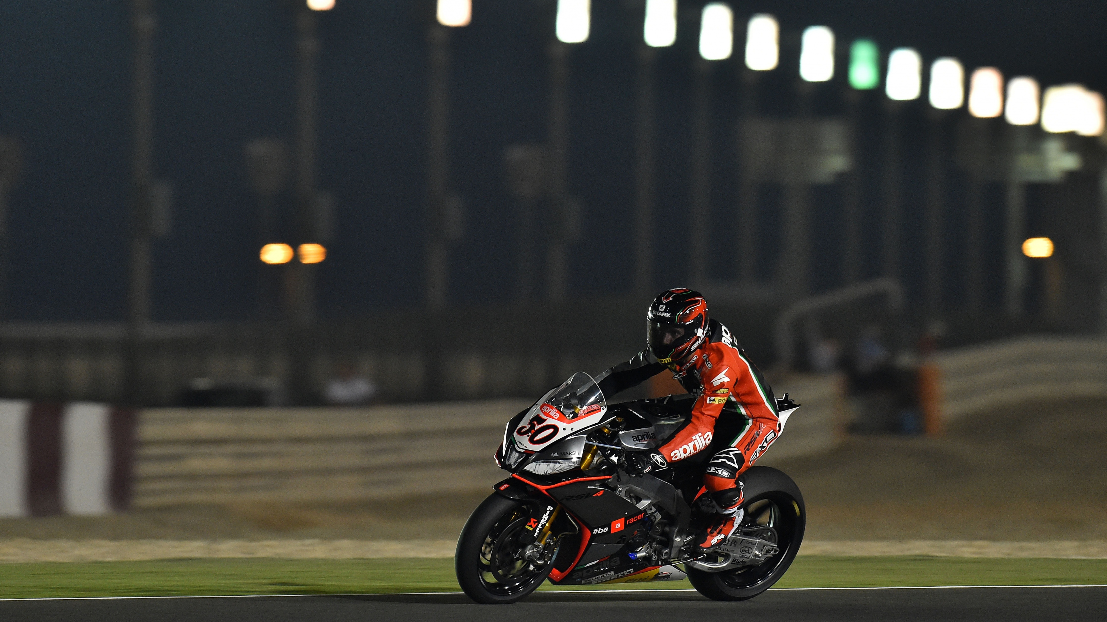 Mann im Orangefarbenen Und Schwarzen Motorradanzug, Der Tagsüber Motorrad Auf Der Straße Fährt. Wallpaper in 3840x2160 Resolution