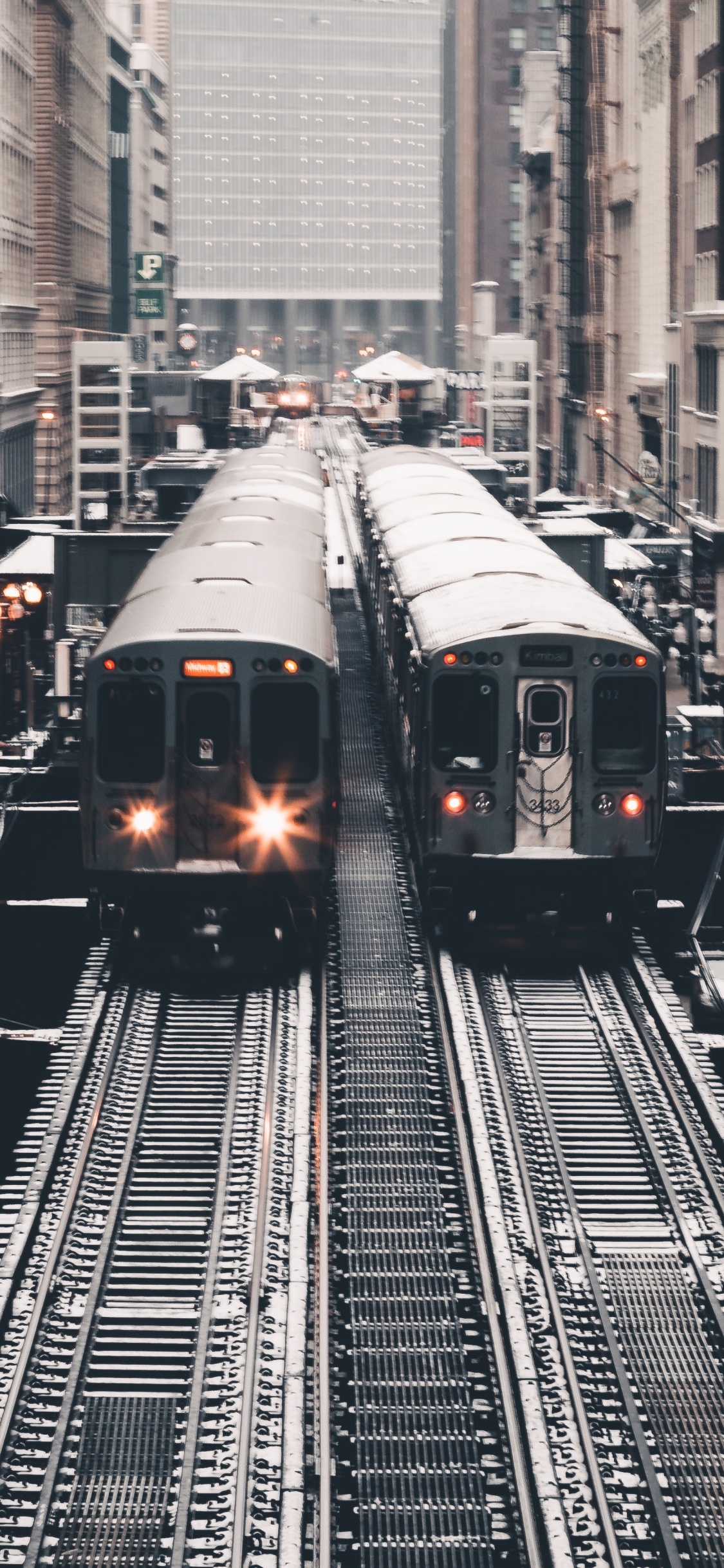 Train Sur la Voie Ferrée Près du Bâtiment Pendant la Journée. Wallpaper in 1125x2436 Resolution