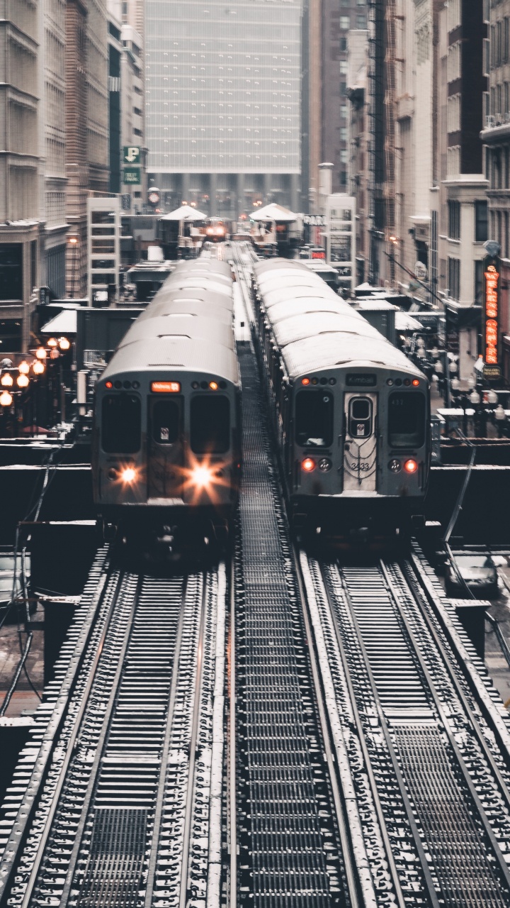 Train Sur la Voie Ferrée Près du Bâtiment Pendant la Journée. Wallpaper in 720x1280 Resolution