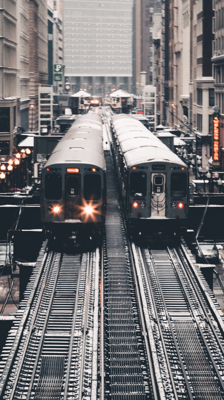 Train Sur la Voie Ferrée Près du Bâtiment Pendant la Journée. Wallpaper in 750x1334 Resolution
