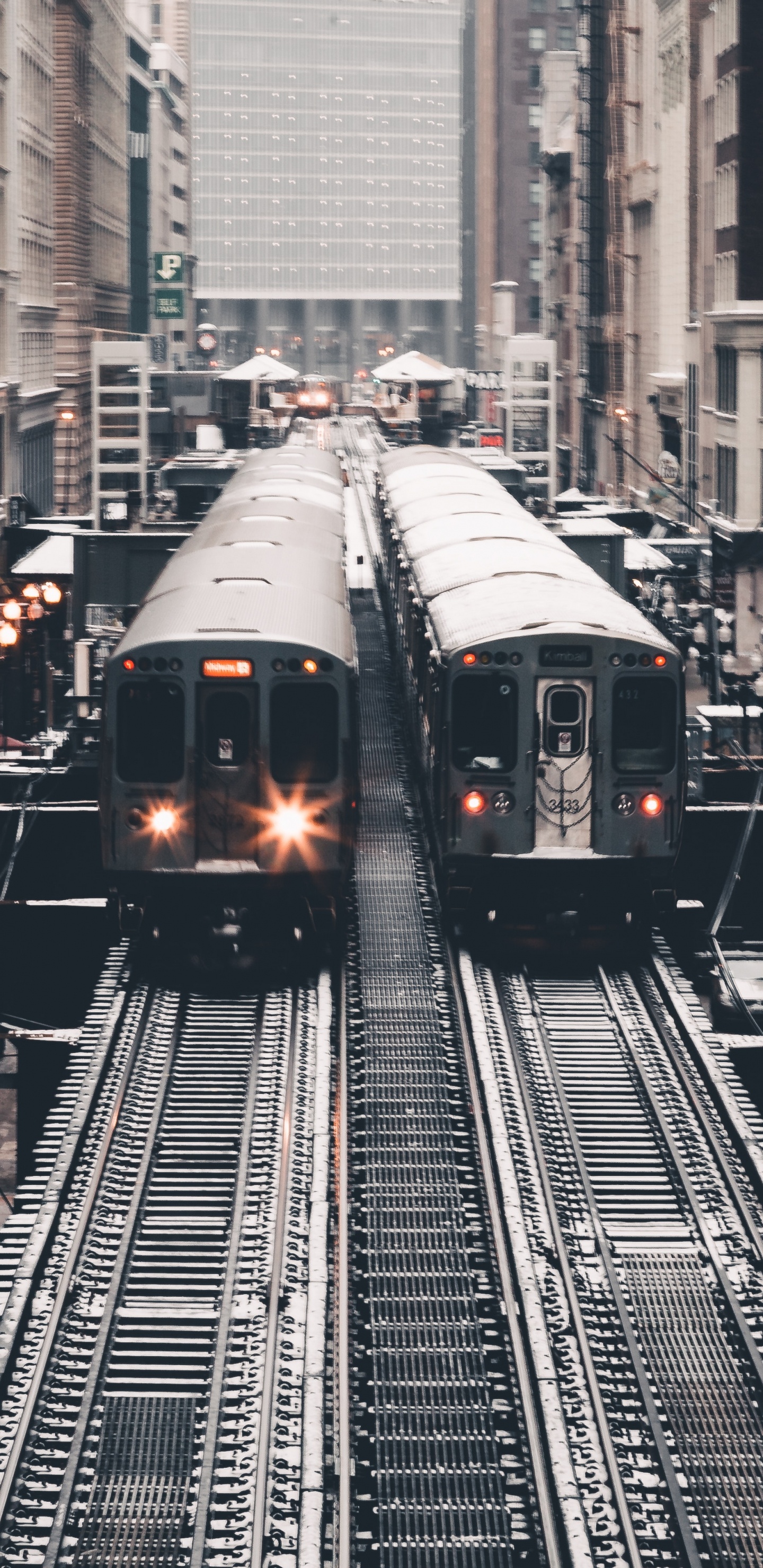 Zug Auf Der Schiene in Der Nähe Des Gebäudes Tagsüber. Wallpaper in 1440x2960 Resolution