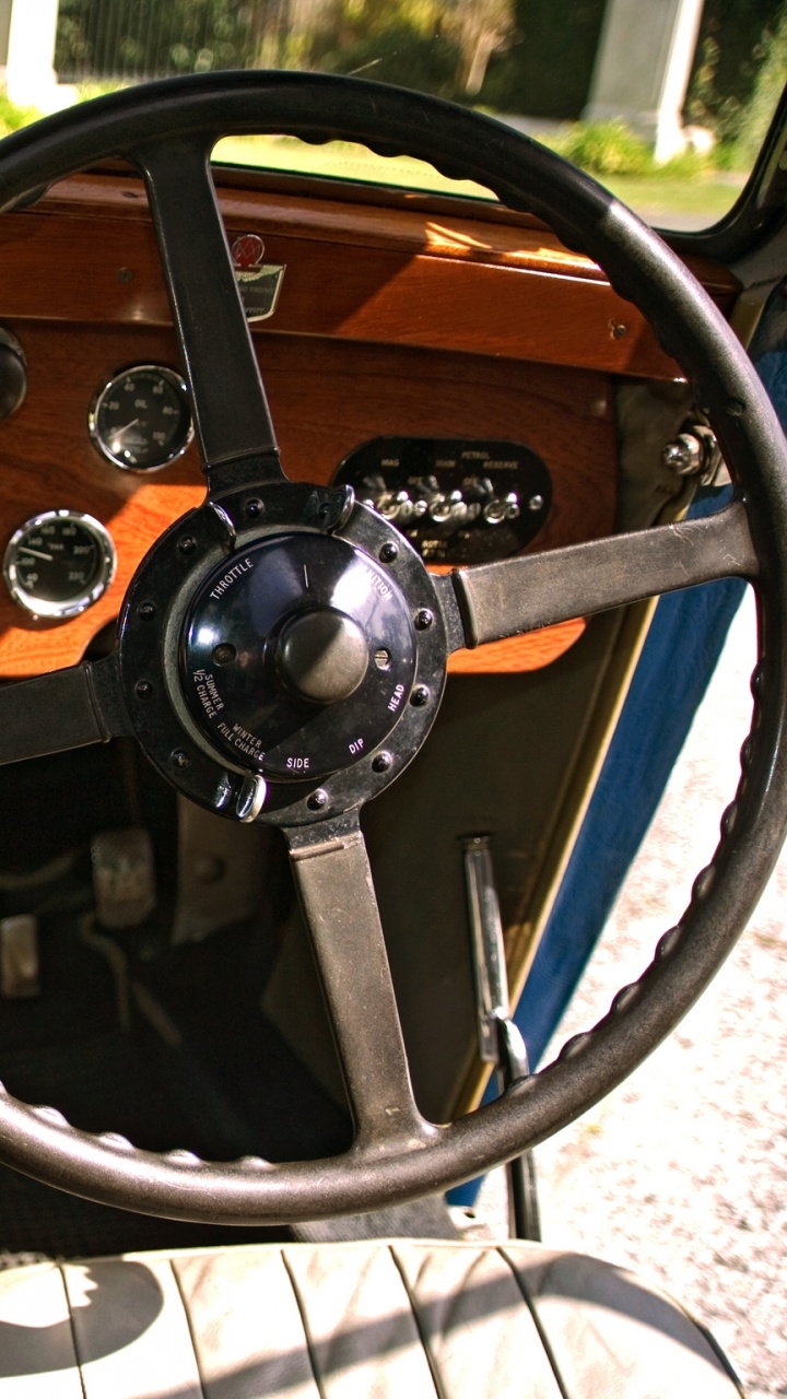 Braunes Und Schwarzes Lenkrad. Wallpaper in 720x1280 Resolution