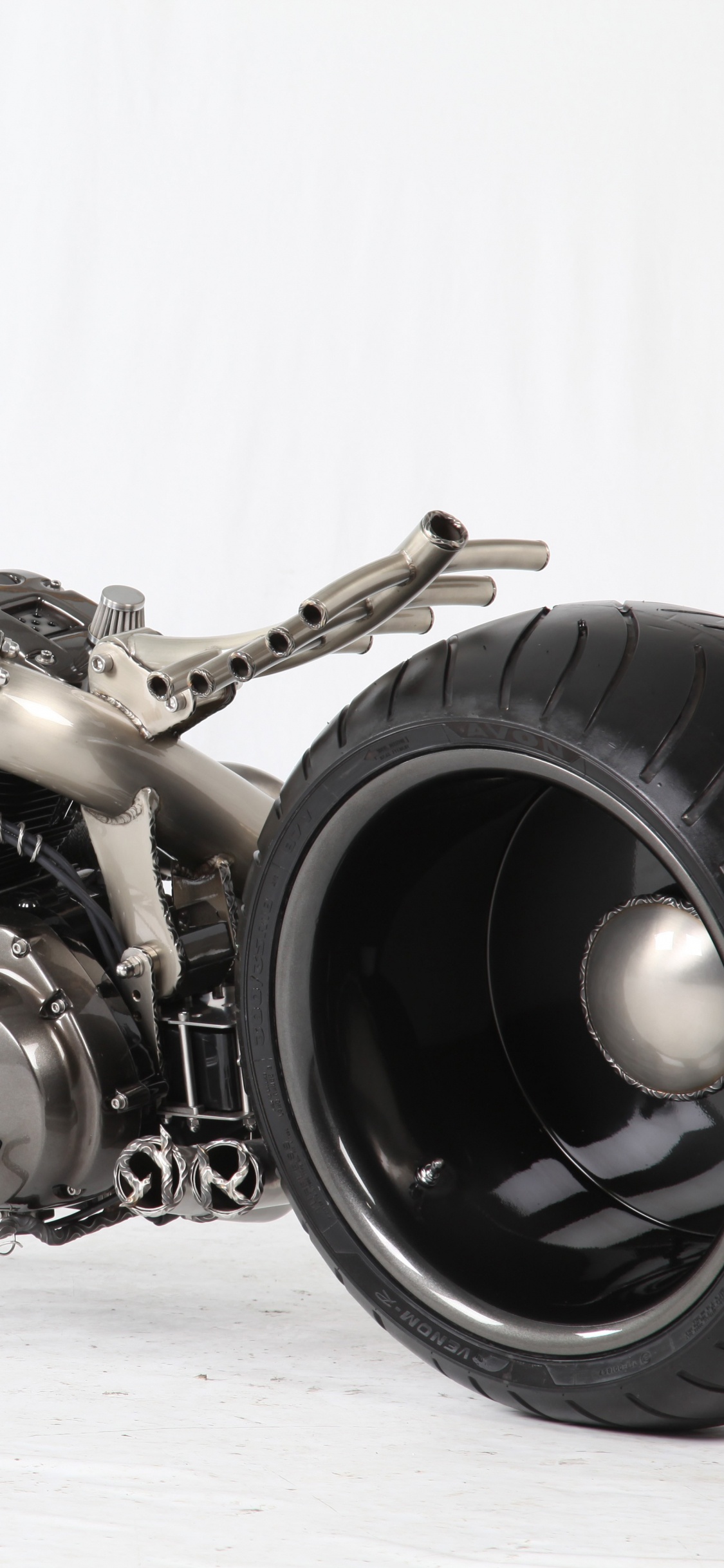 Black and Silver Cruiser Motorcycle. Wallpaper in 1125x2436 Resolution