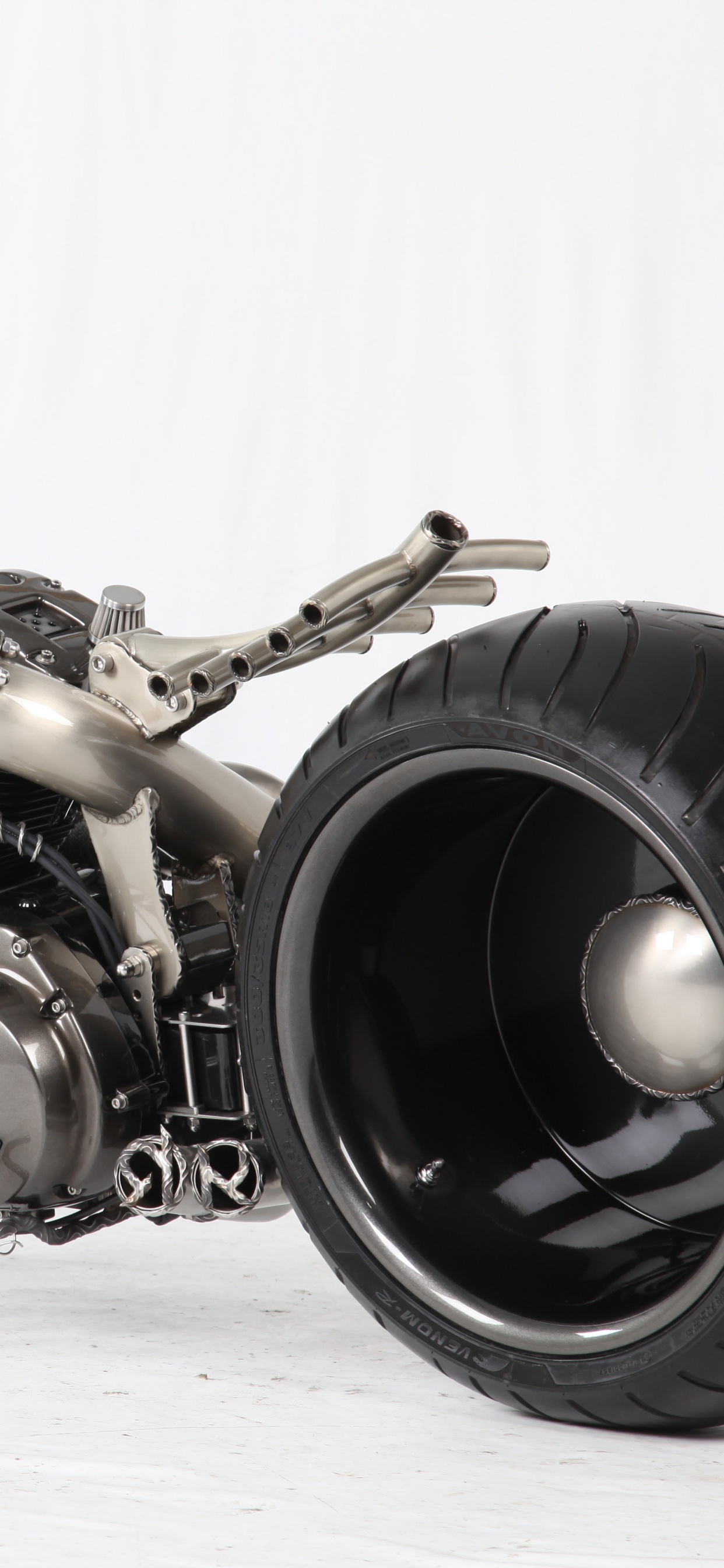 Motocicleta Cruiser Negra y Plateada. Wallpaper in 1242x2688 Resolution