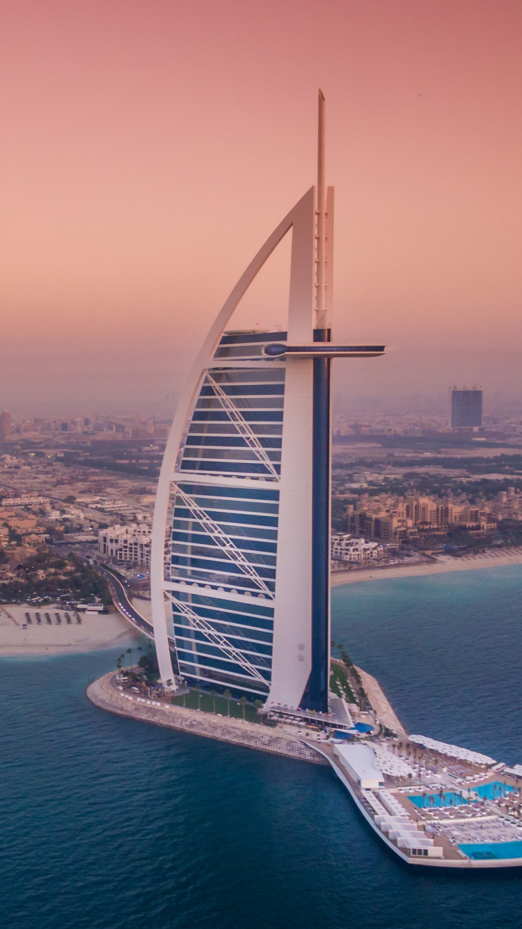 Grande Roue Blanche et Bleue Près D'un Plan D'eau Pendant la Journée. Wallpaper in 750x1334 Resolution