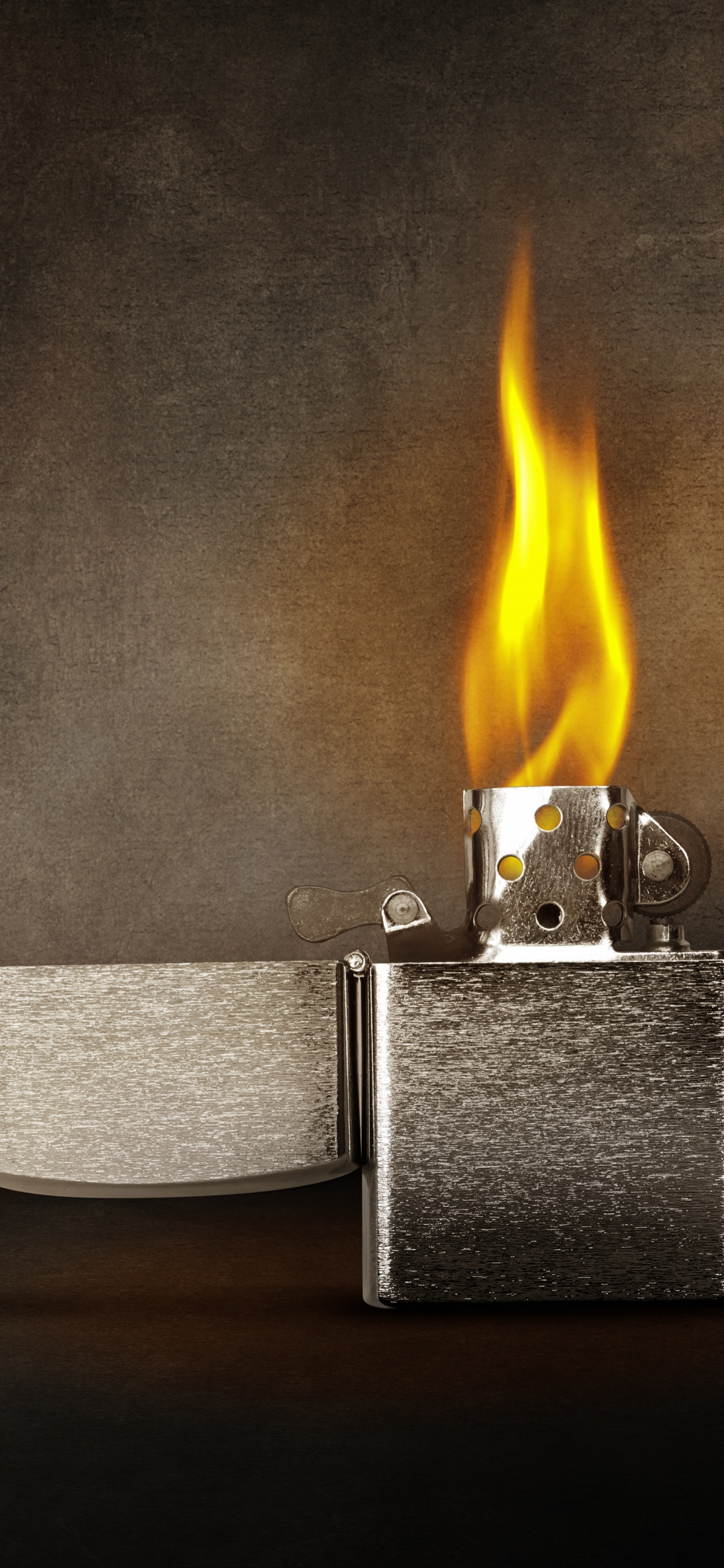 Encendedor Plateado Con Fuego. Wallpaper in 1242x2688 Resolution