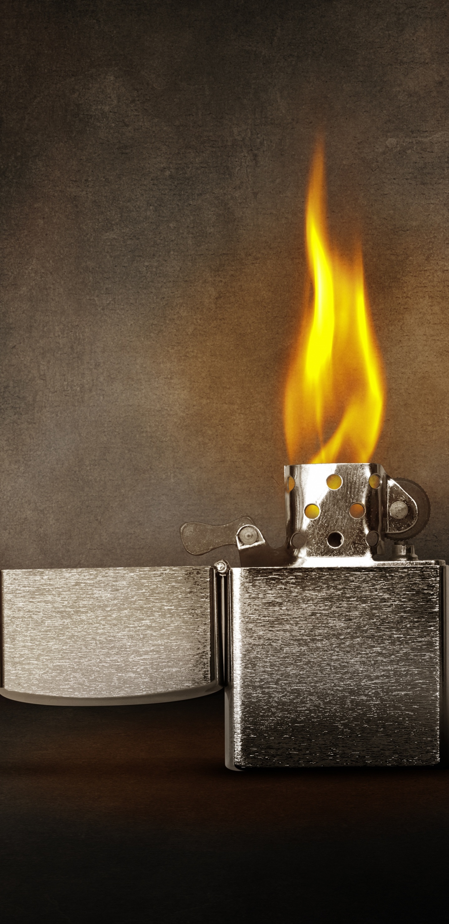 Encendedor Plateado Con Fuego. Wallpaper in 1440x2960 Resolution