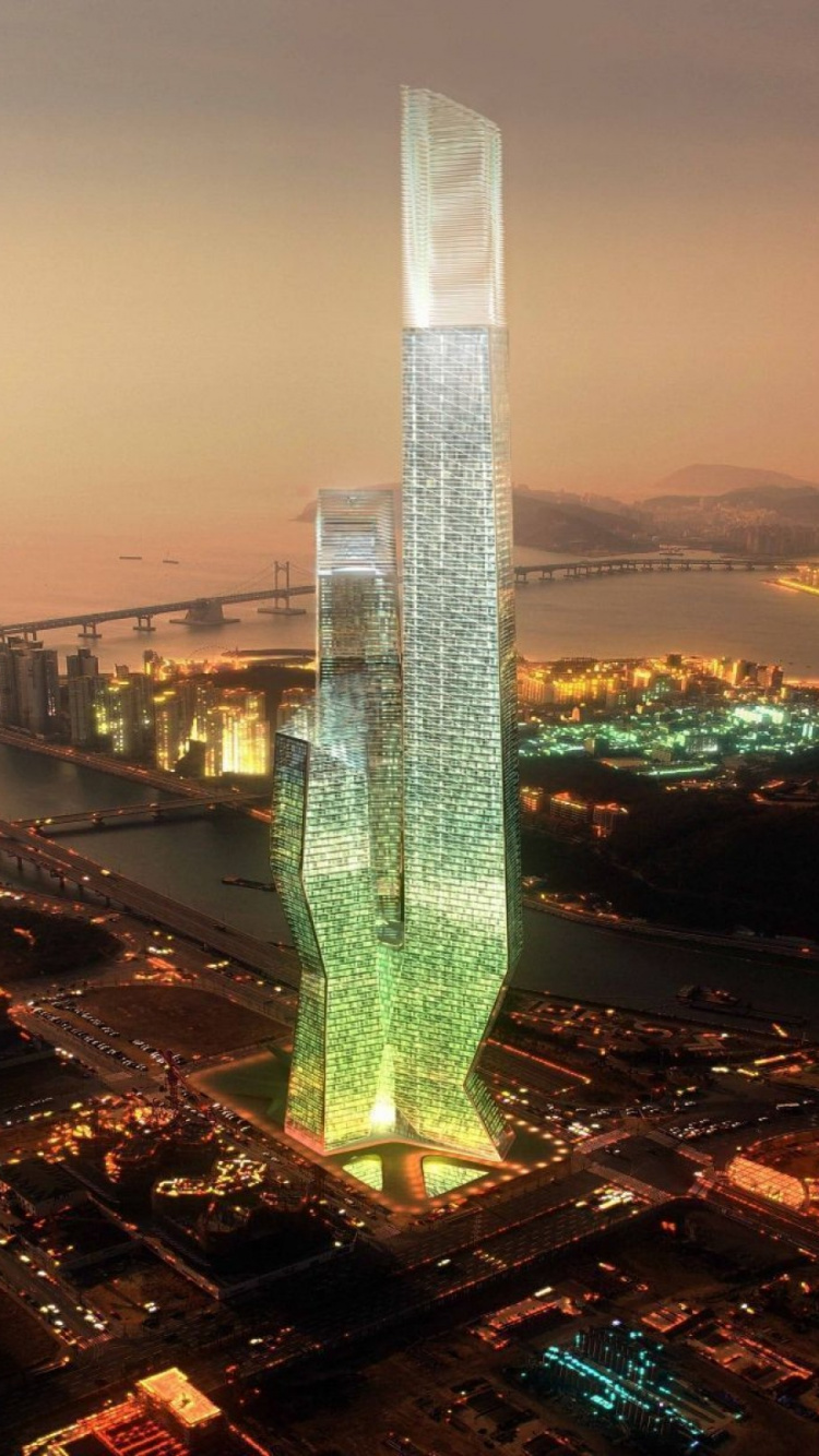 Stadt Mit Hochhäusern Während Der Nacht. Wallpaper in 750x1334 Resolution