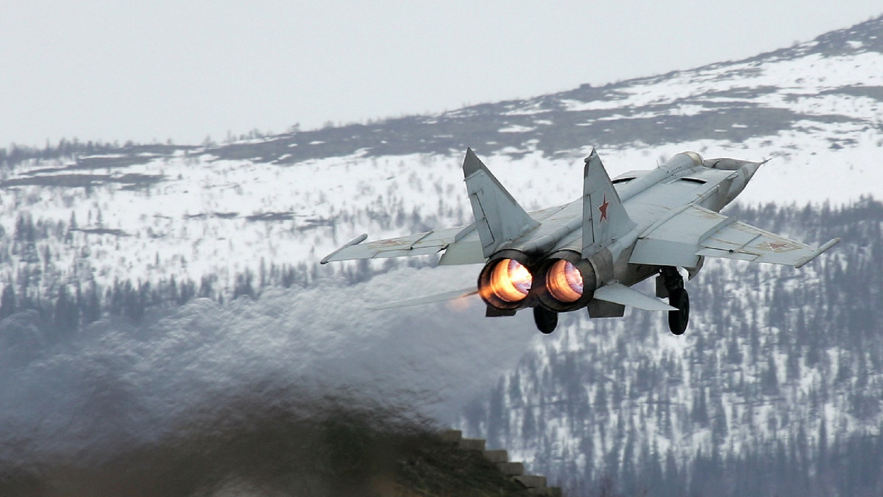 Graues Kampfflugzeug, Das Tagsüber Über Schneebedeckten Boden Fliegt. Wallpaper in 1280x720 Resolution