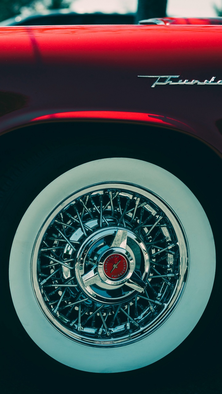 Voiture Rouge Avec Roue Chromée. Wallpaper in 720x1280 Resolution