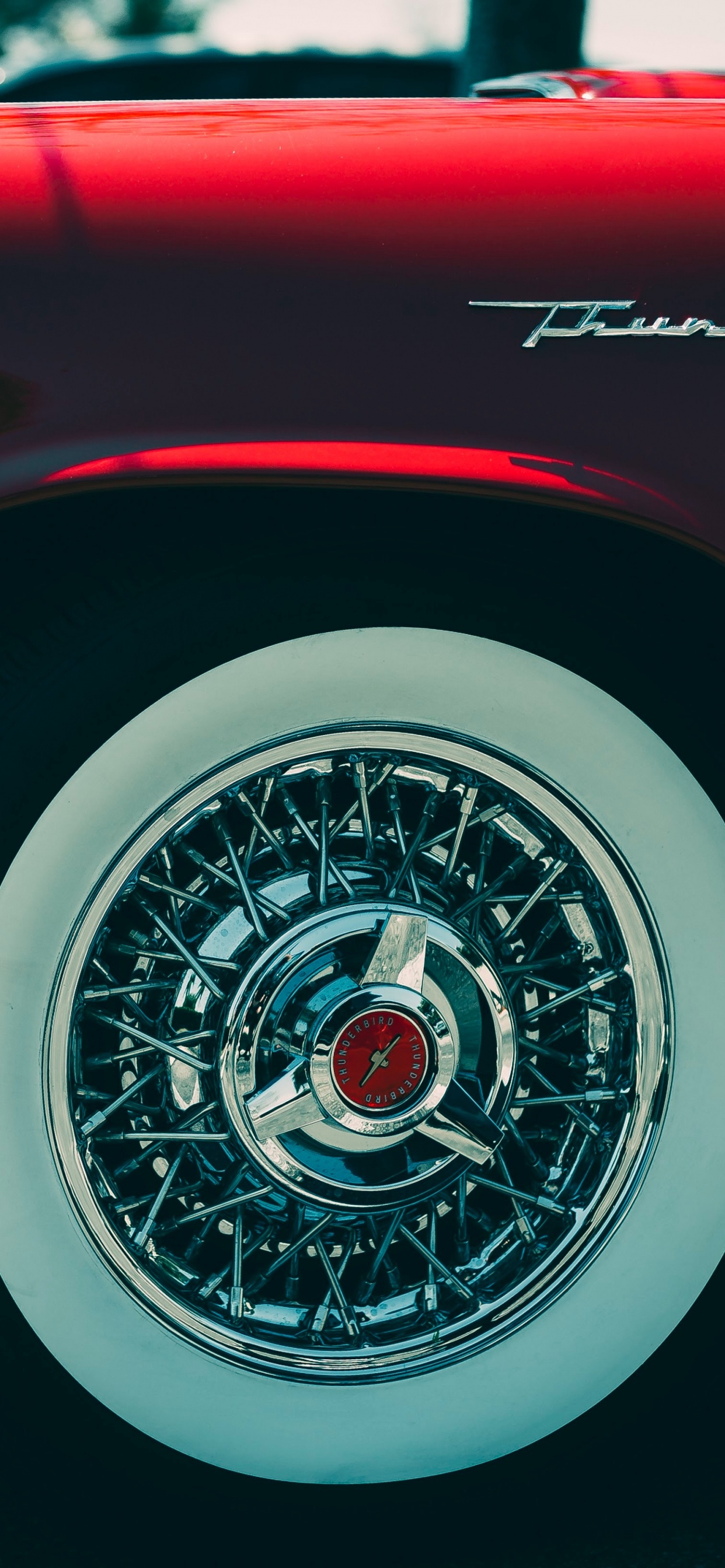 Rotes Auto Mit Chromfelge. Wallpaper in 1242x2688 Resolution