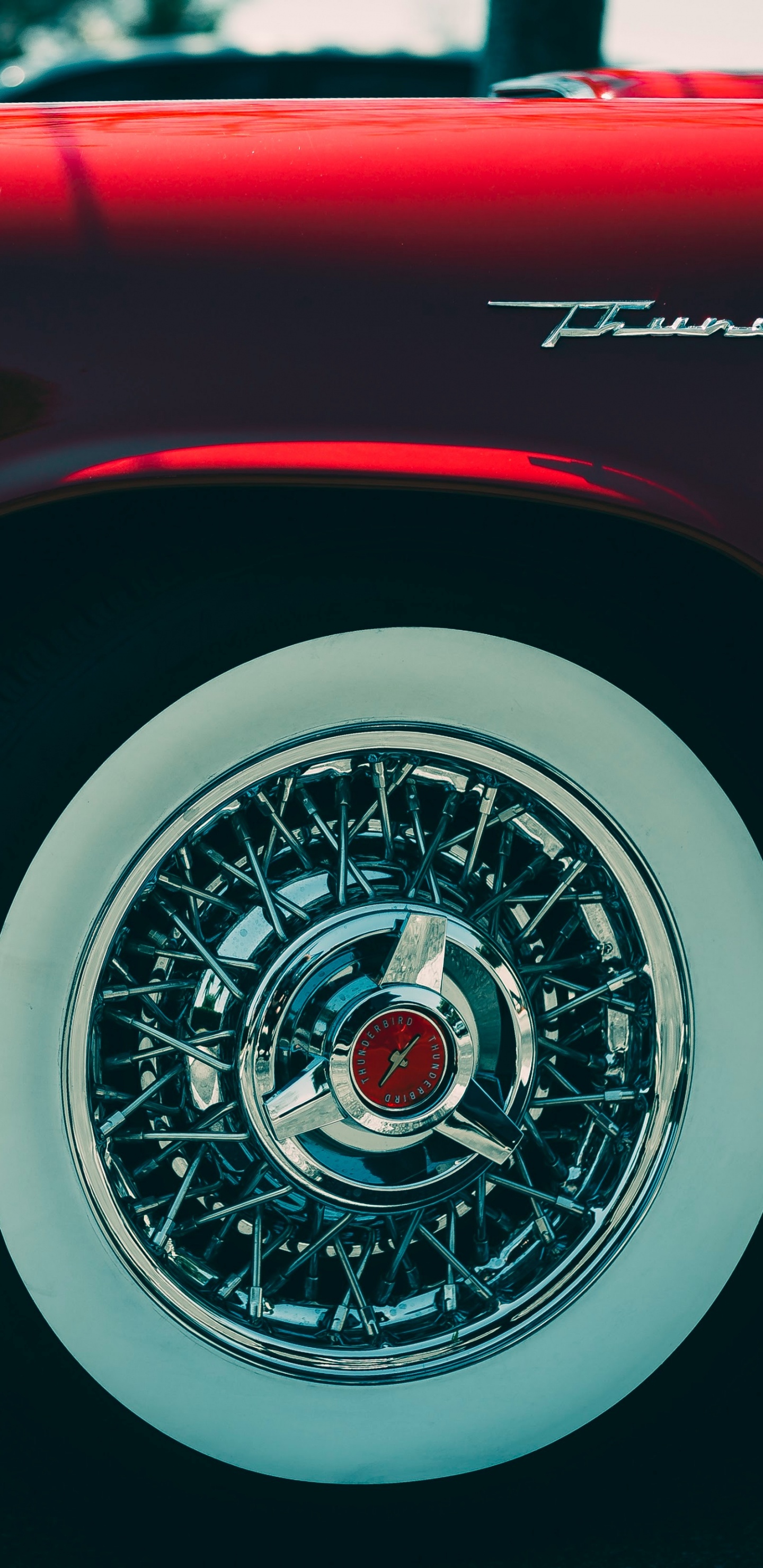 Rotes Auto Mit Chromfelge. Wallpaper in 1440x2960 Resolution