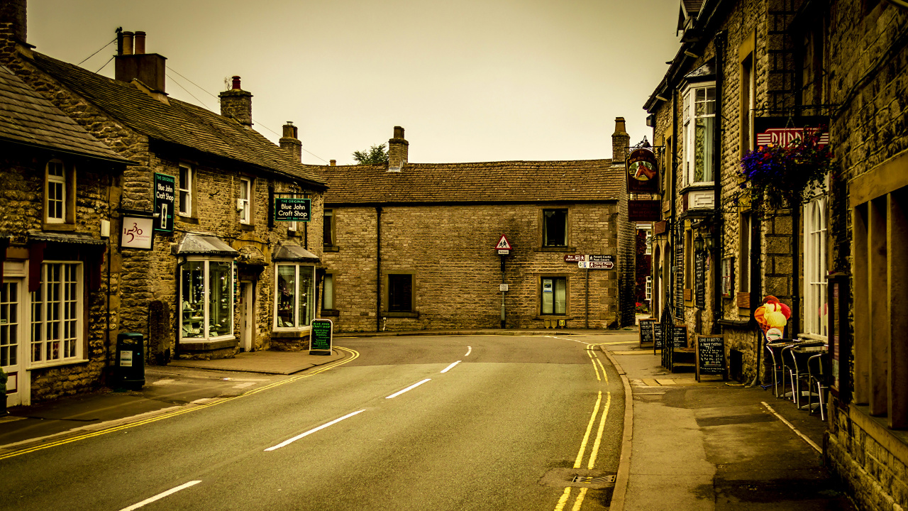 Brown Brick Building Beside Road. Wallpaper in 1280x720 Resolution