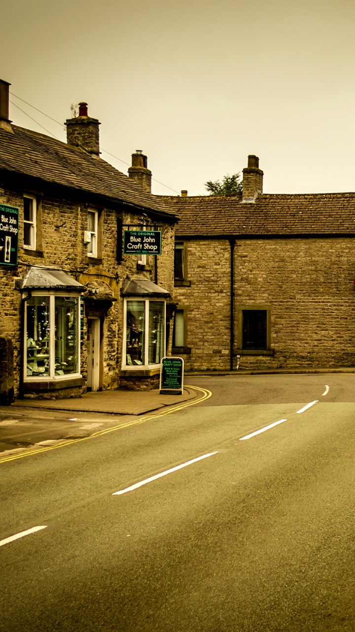 Braunes Backsteingebäude Neben Der Straße. Wallpaper in 720x1280 Resolution