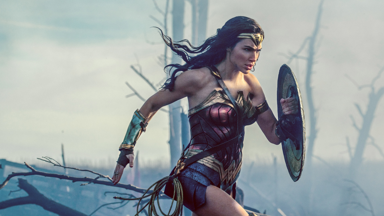 Frau im Schwarz-roten Bikini Mit Schwarz-weißem Basketball. Wallpaper in 1280x720 Resolution