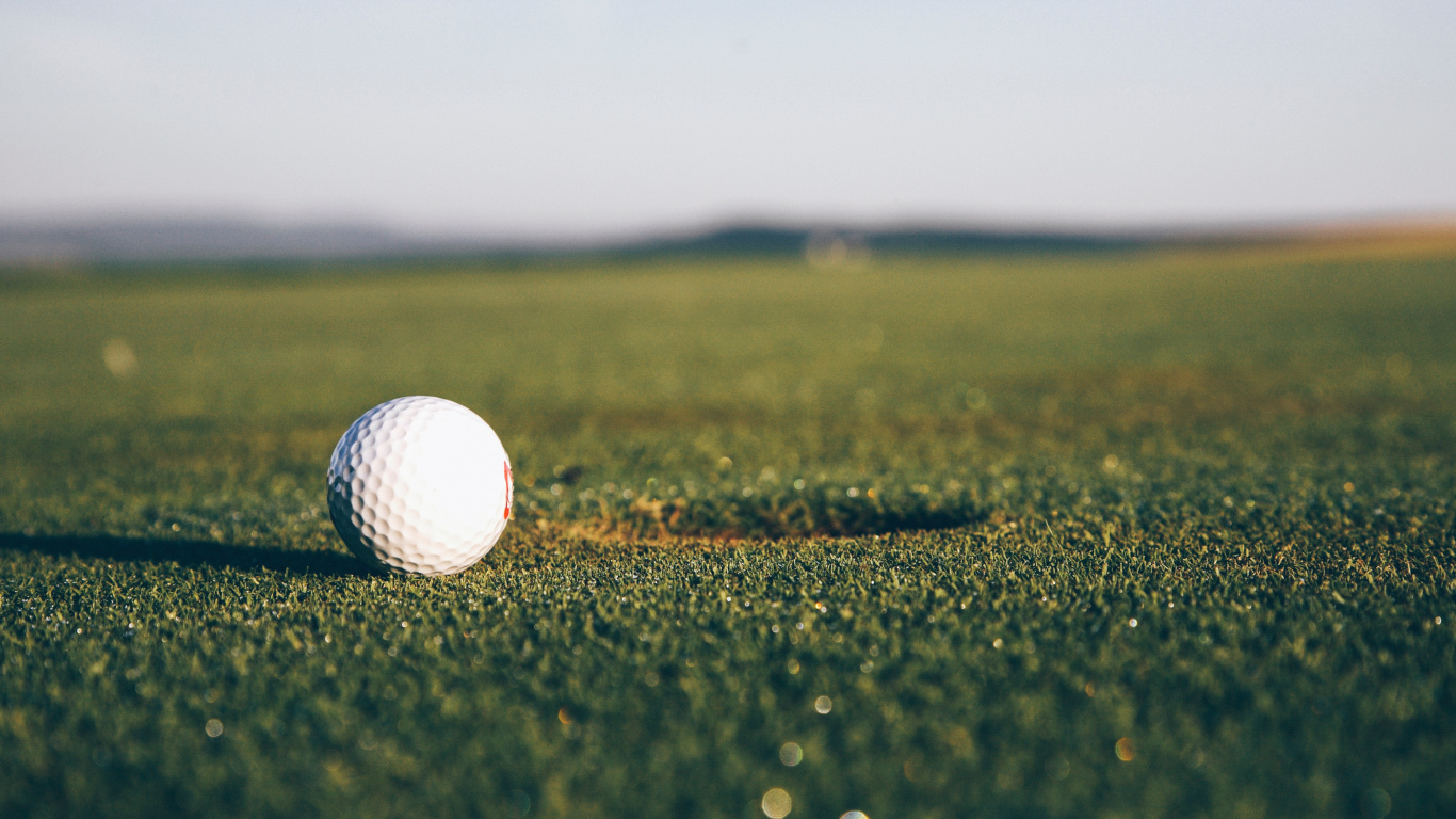 White Golf Ball on Green Grass Field During Daytime. Wallpaper in 1366x768 Resolution