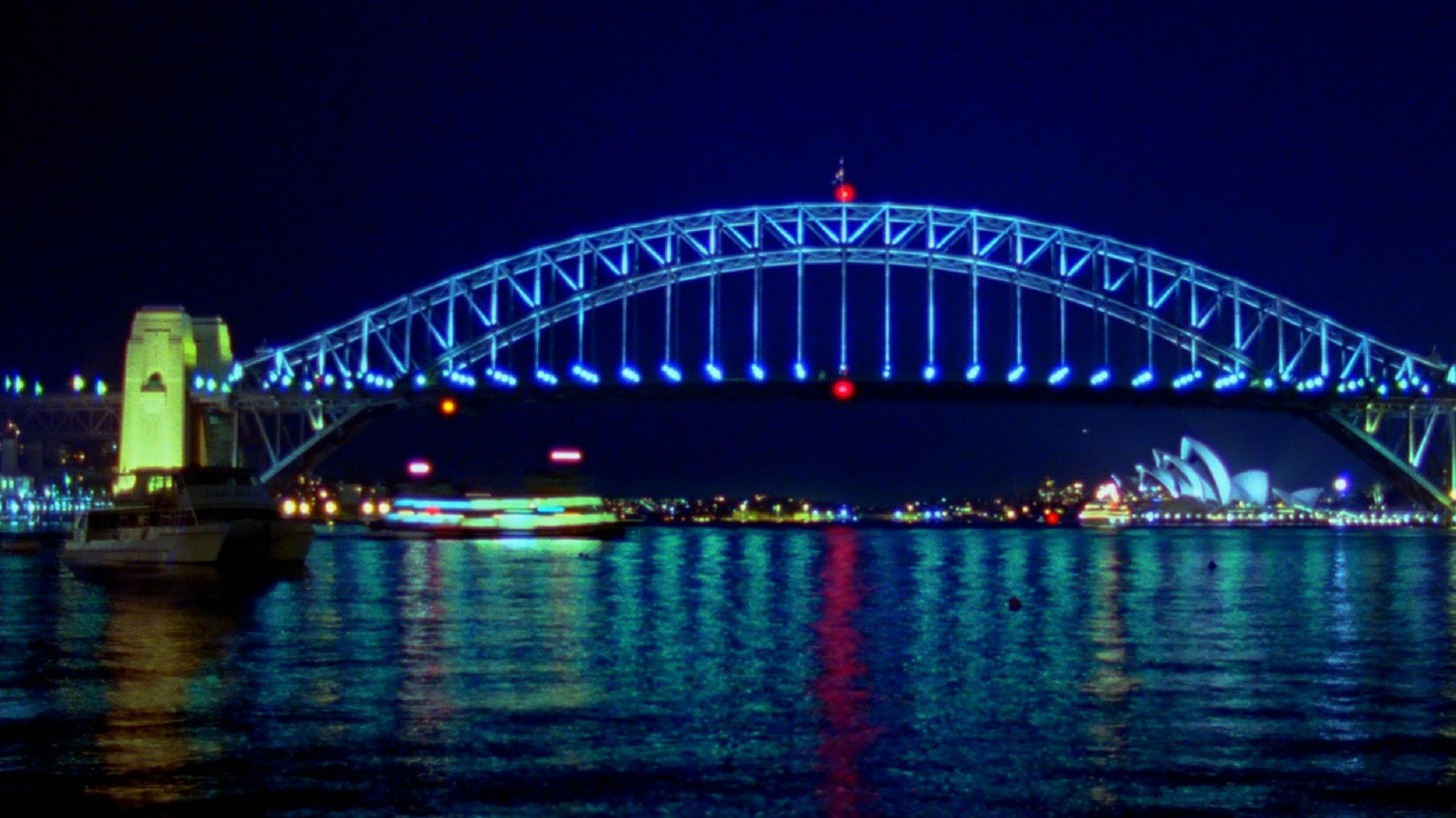 Pont Au-dessus D'un Plan D'eau Pendant la Nuit. Wallpaper in 2560x1440 Resolution