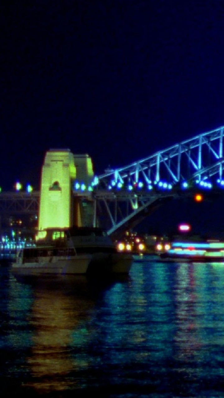 Pont Au-dessus D'un Plan D'eau Pendant la Nuit. Wallpaper in 720x1280 Resolution