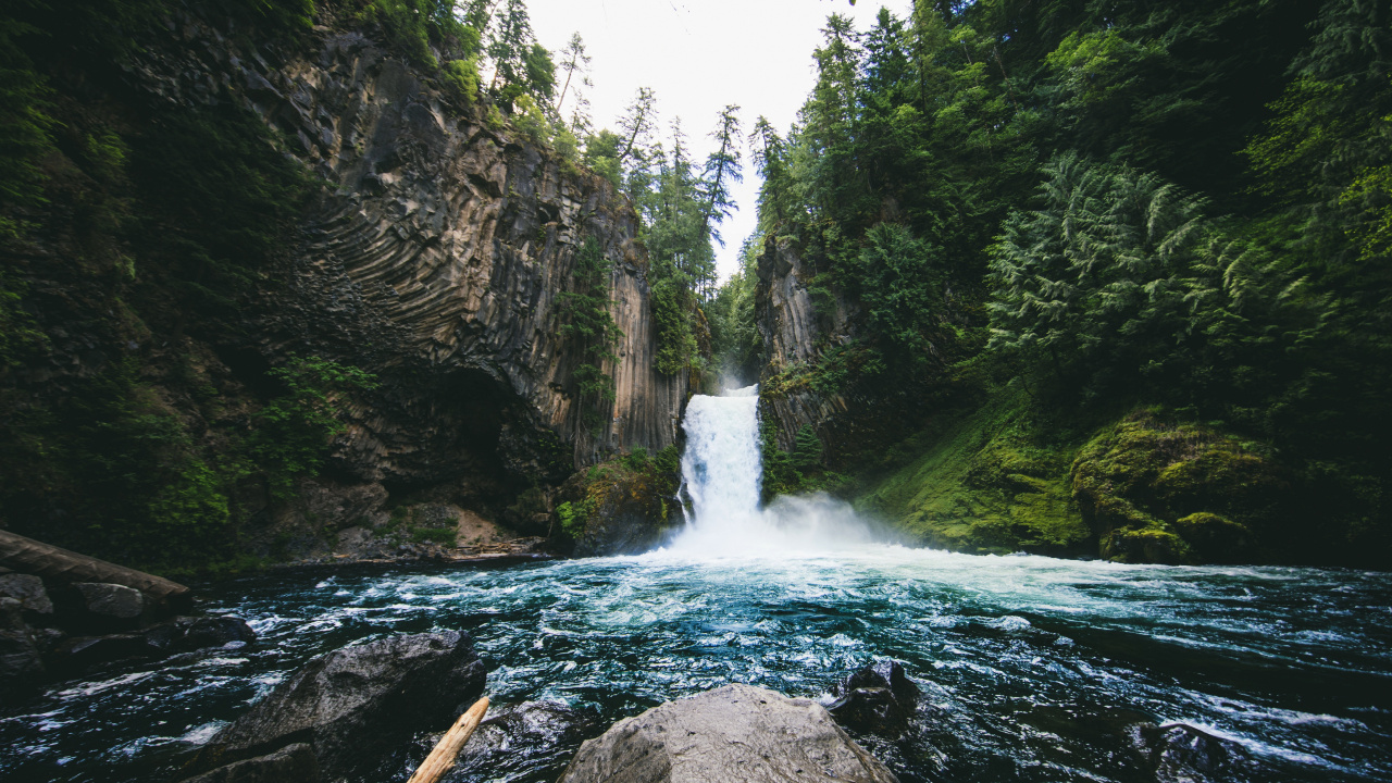 Water Falls Between Rocky Mountain During Daytime. Wallpaper in 1280x720 Resolution