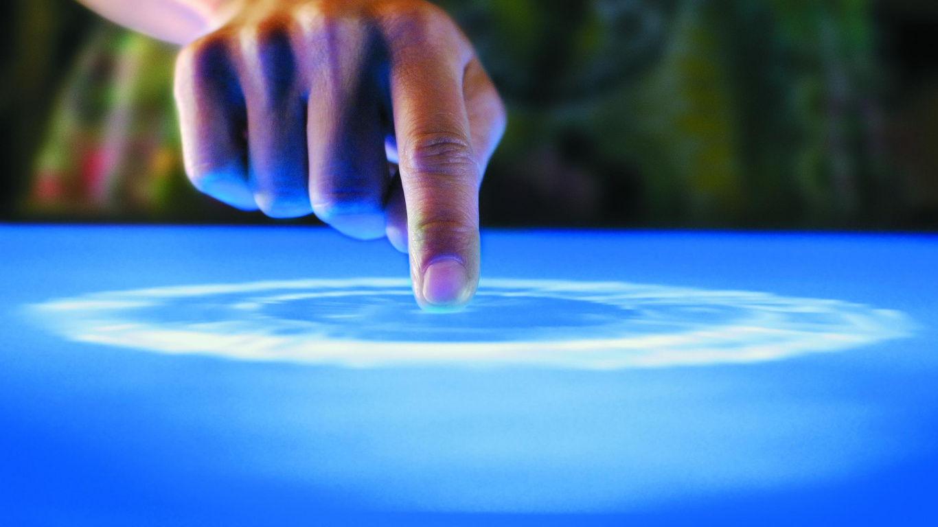 Personen Hand Auf Blauem Textil. Wallpaper in 1366x768 Resolution