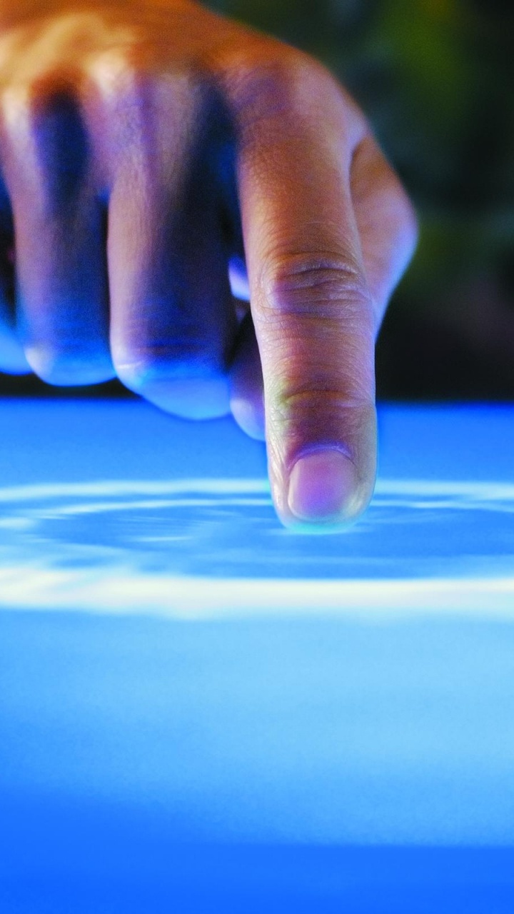 Personen Hand Auf Blauem Textil. Wallpaper in 720x1280 Resolution