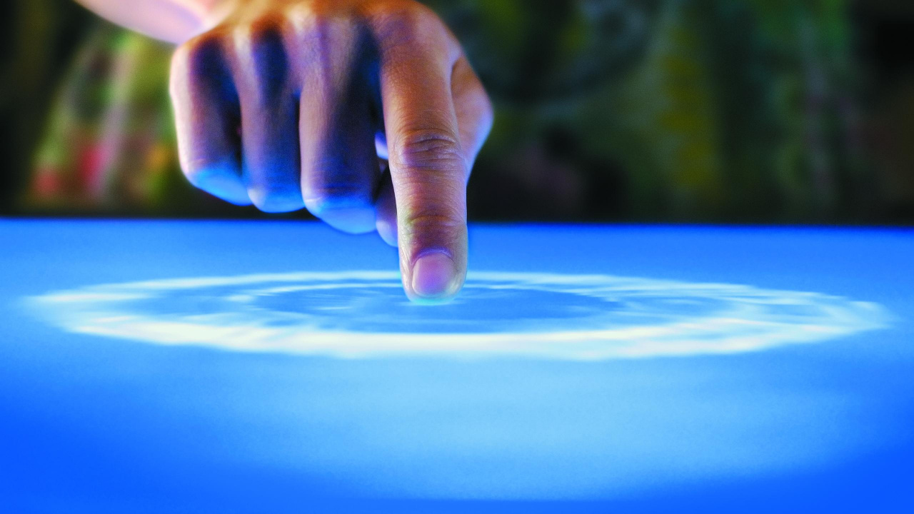 Personas Con la Mano en Textil Azul. Wallpaper in 1280x720 Resolution