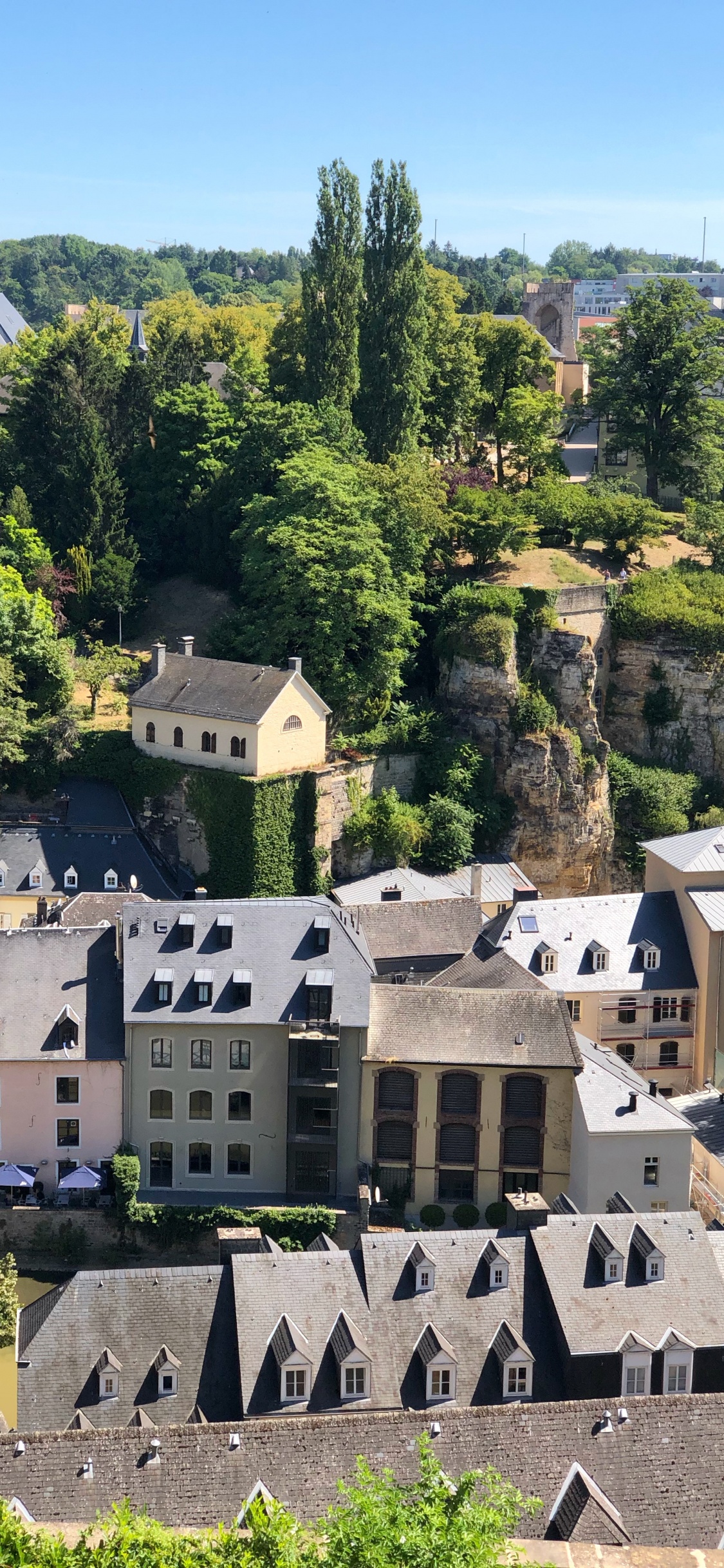 Village de Montagne, Immobilier, Biologie, Sciences, Fenêtre. Wallpaper in 1125x2436 Resolution