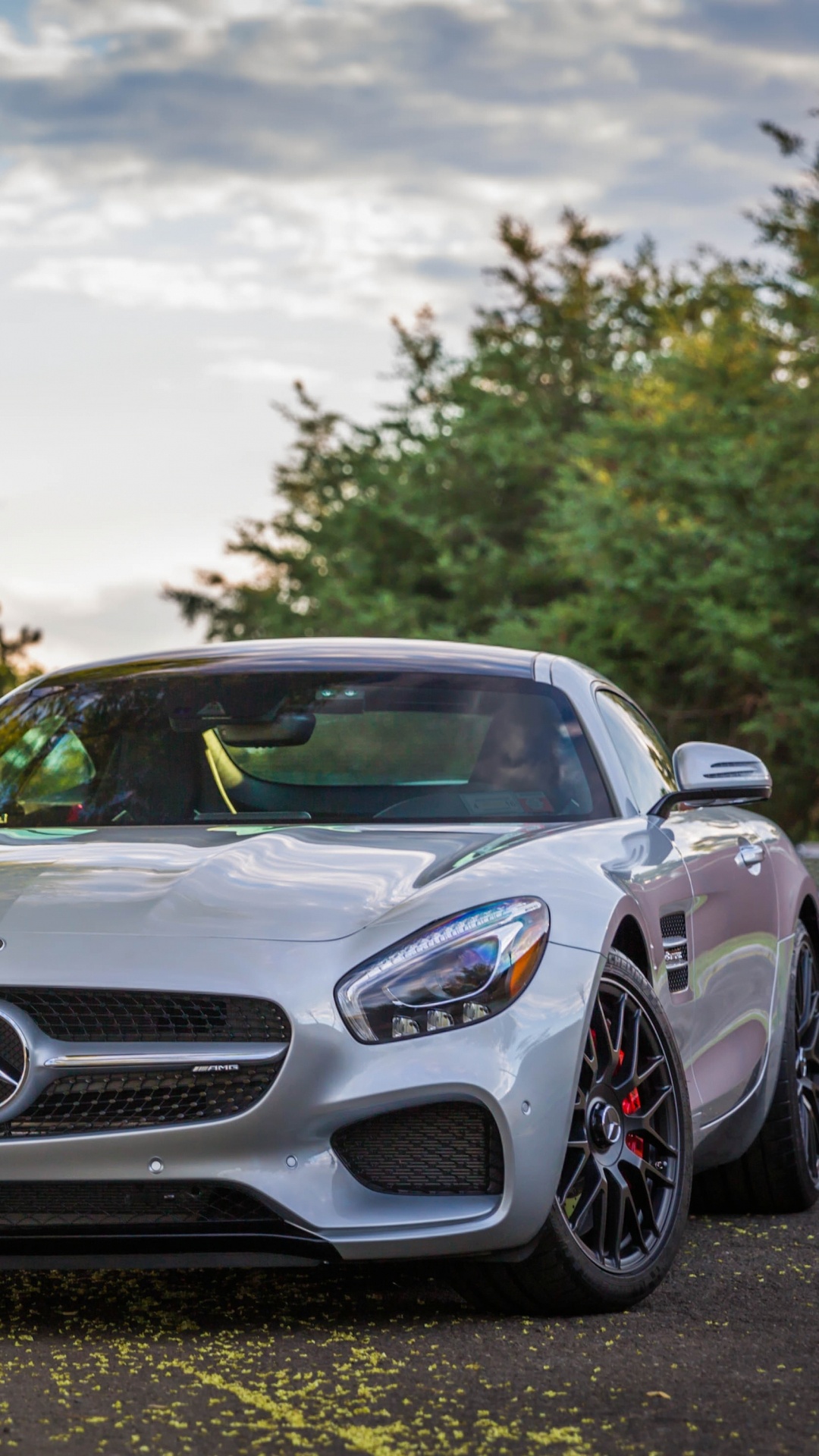 Silver Mercedes Benz Coupe en la Carretera Durante el Día. Wallpaper in 1080x1920 Resolution