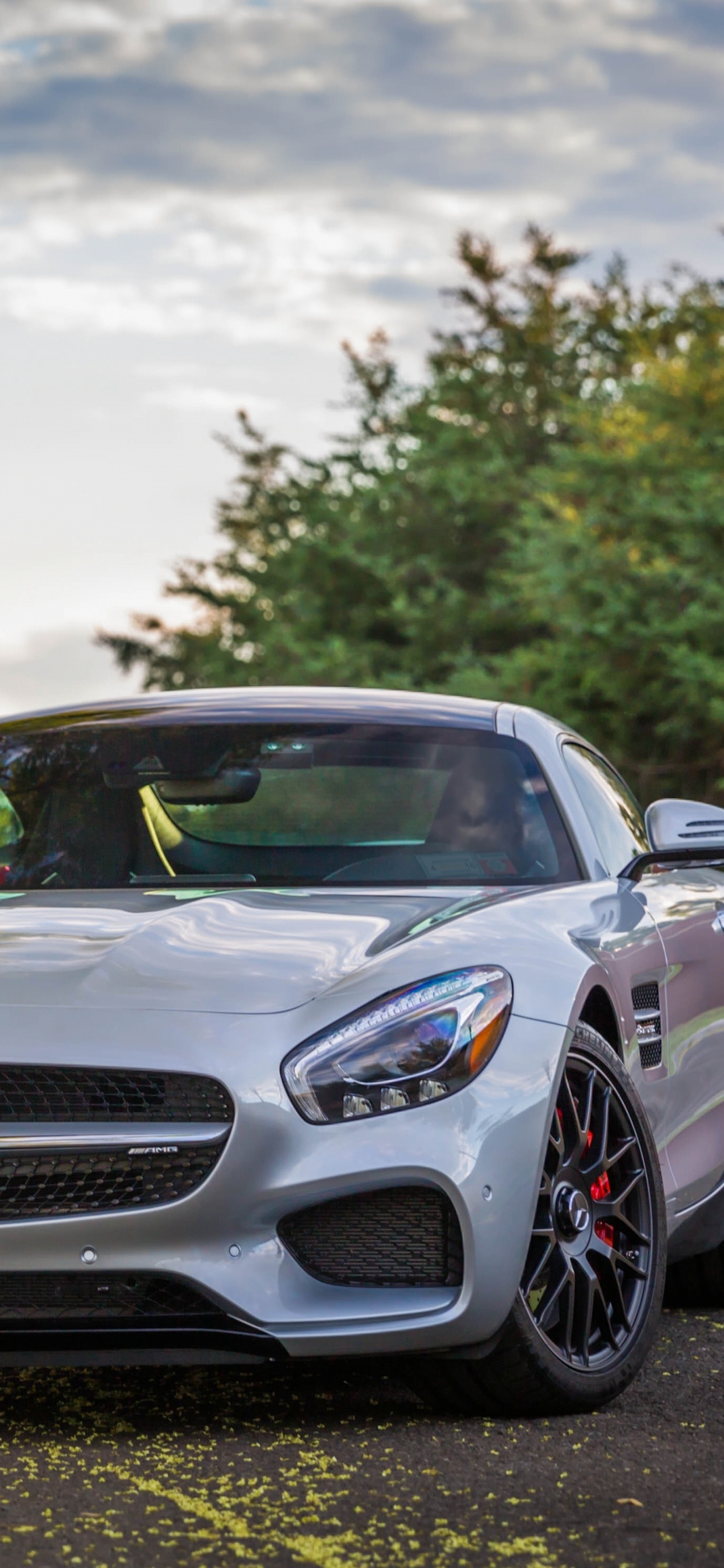 Silver Mercedes Benz Coupe en la Carretera Durante el Día. Wallpaper in 1242x2688 Resolution