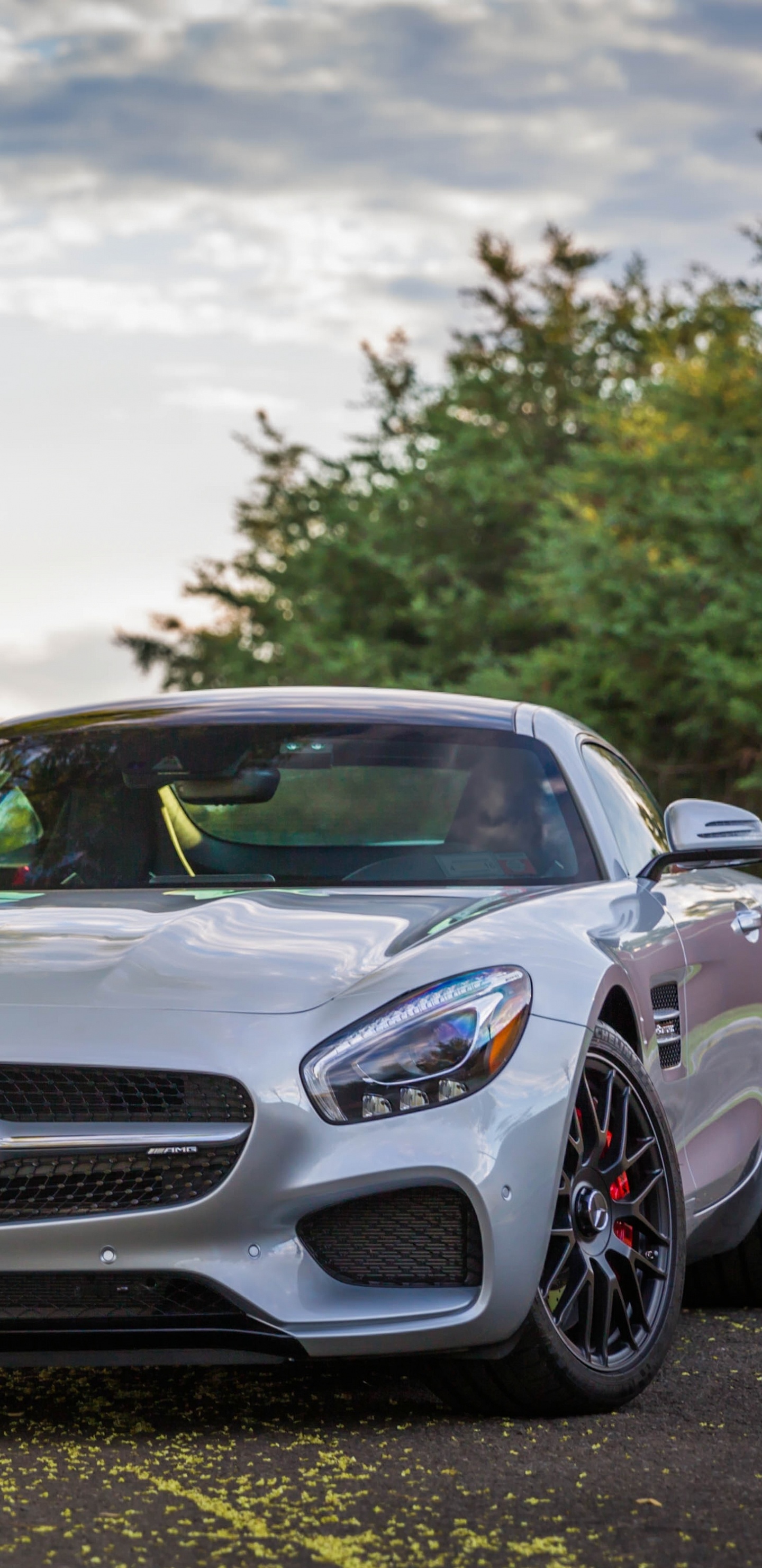 Silver Mercedes Benz Coupe en la Carretera Durante el Día. Wallpaper in 1440x2960 Resolution