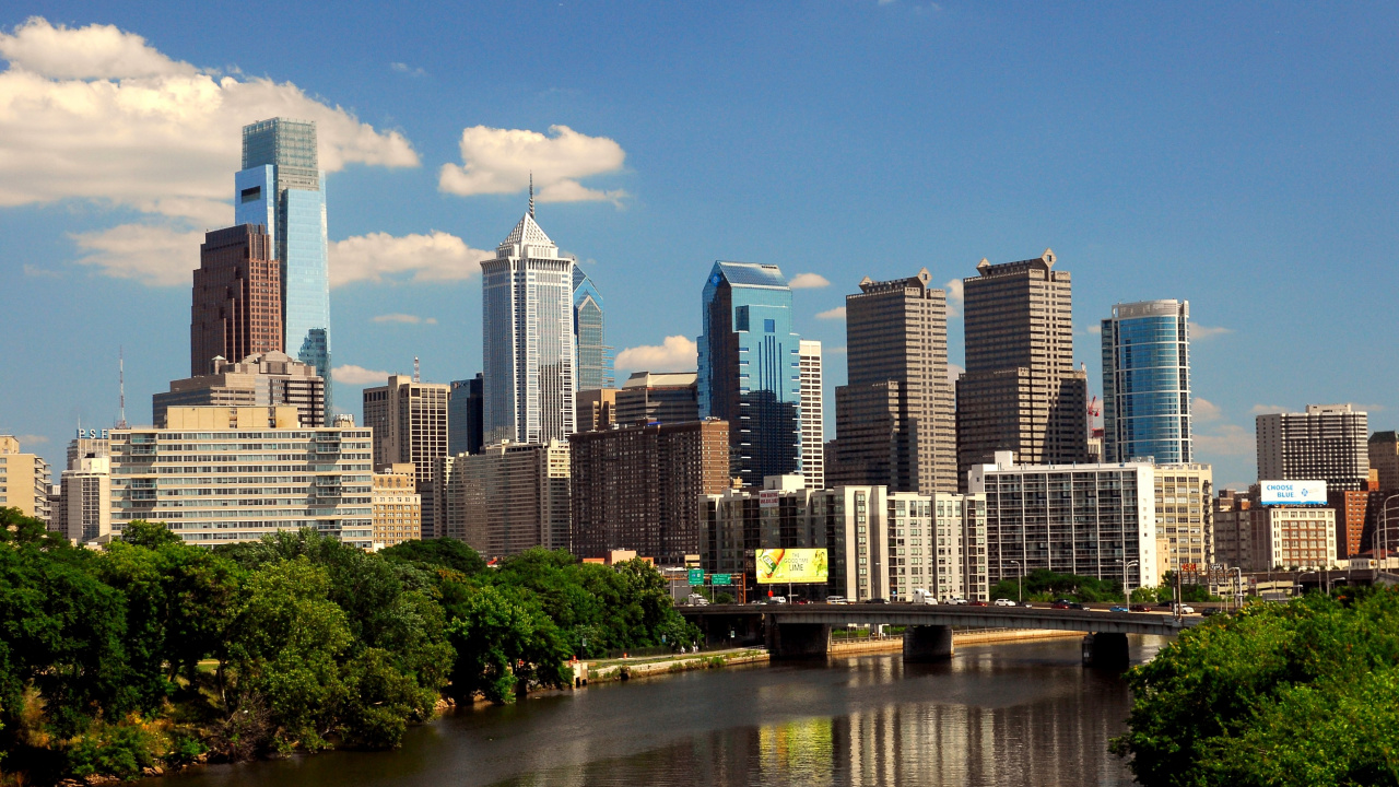 Skyline Der Stadt Unter Blauem Himmel Tagsüber. Wallpaper in 1280x720 Resolution