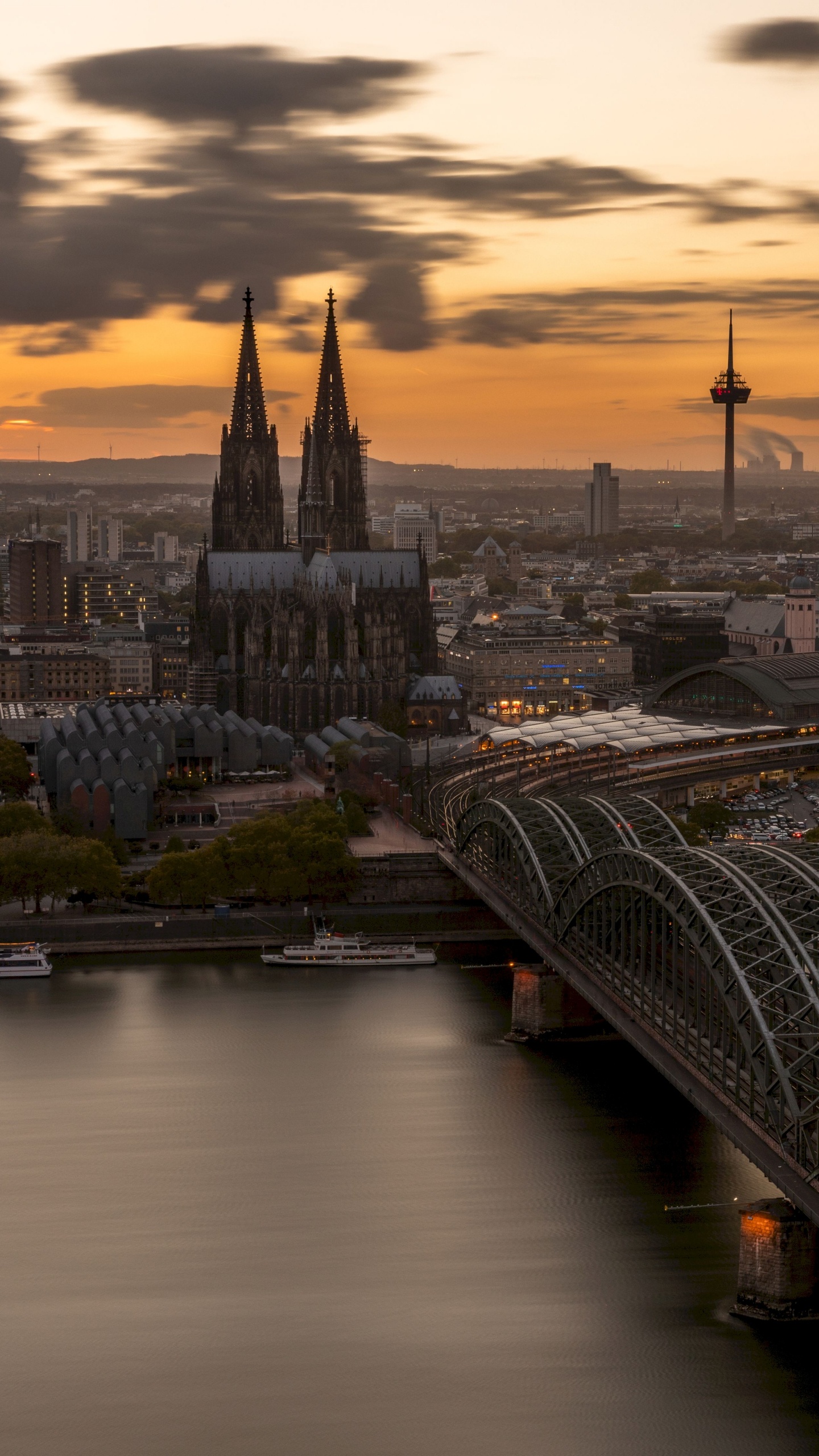 Horizonte de la Ciudad Bajo el Cielo Nublado Durante el Día. Wallpaper in 1440x2560 Resolution