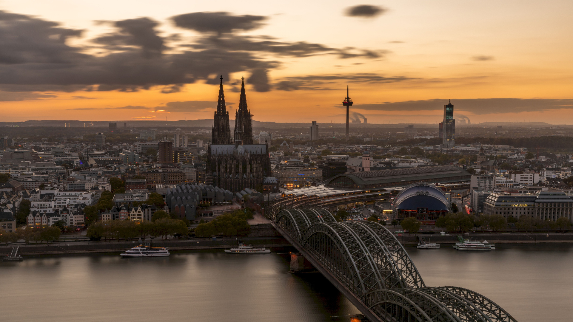 Horizonte de la Ciudad Bajo el Cielo Nublado Durante el Día. Wallpaper in 1920x1080 Resolution