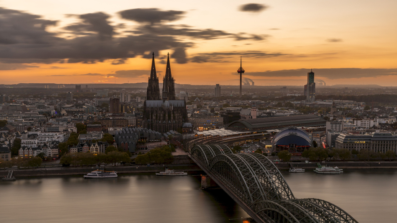 Skyline Der Stadt Unter Bewölktem Himmel Tagsüber. Wallpaper in 1280x720 Resolution