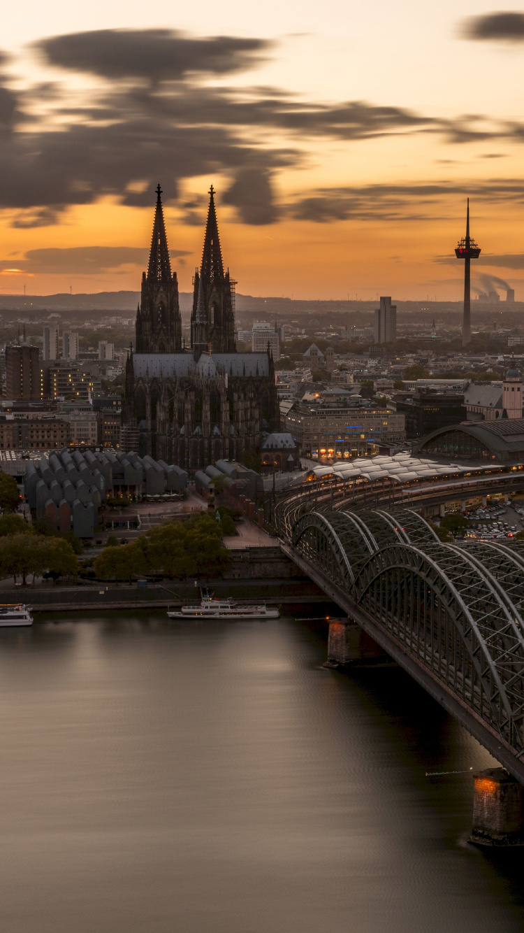 Skyline Der Stadt Unter Bewölktem Himmel Tagsüber. Wallpaper in 750x1334 Resolution