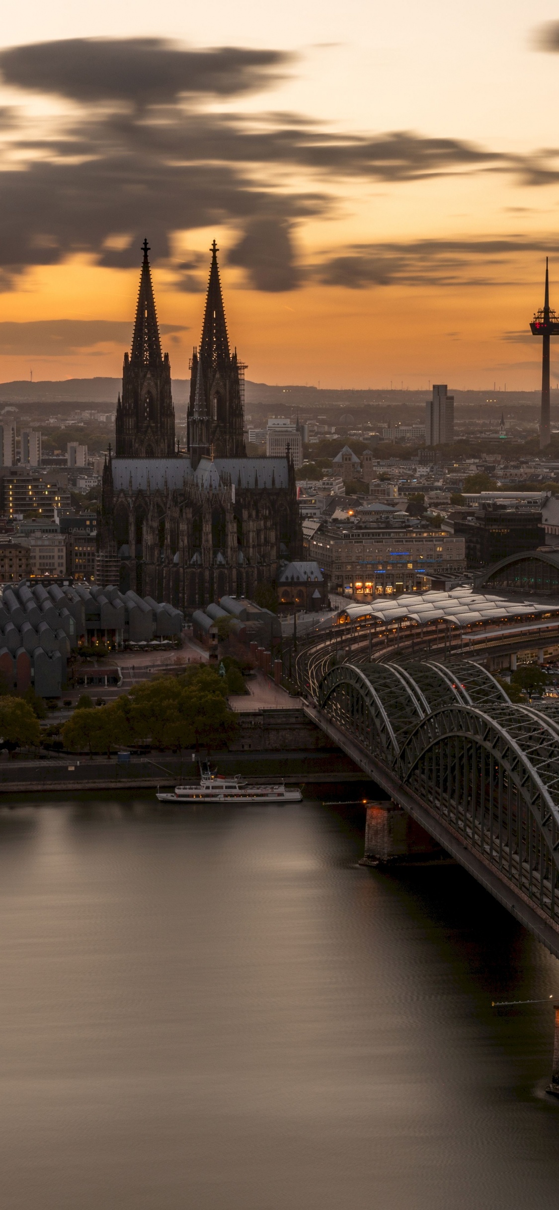 Horizon de la Ville Sous un Ciel Nuageux Pendant la Journée. Wallpaper in 1125x2436 Resolution