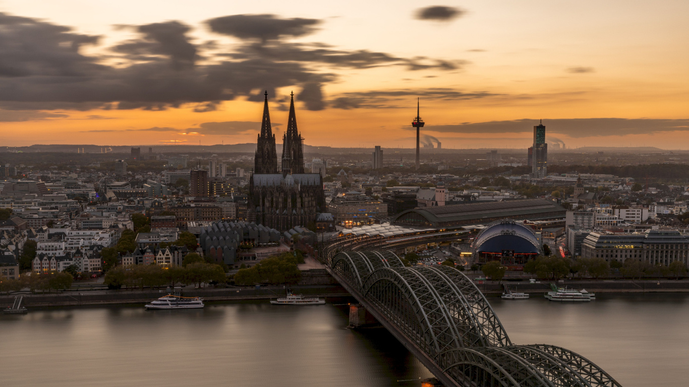 Horizon de la Ville Sous un Ciel Nuageux Pendant la Journée. Wallpaper in 1366x768 Resolution