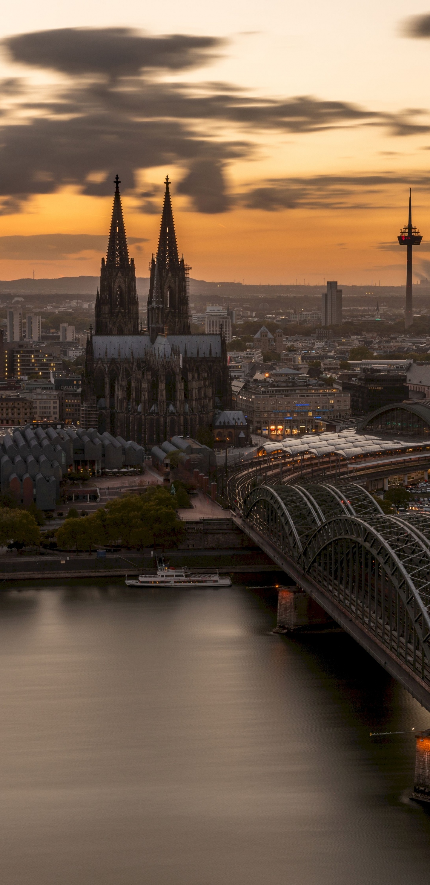 Horizon de la Ville Sous un Ciel Nuageux Pendant la Journée. Wallpaper in 1440x2960 Resolution